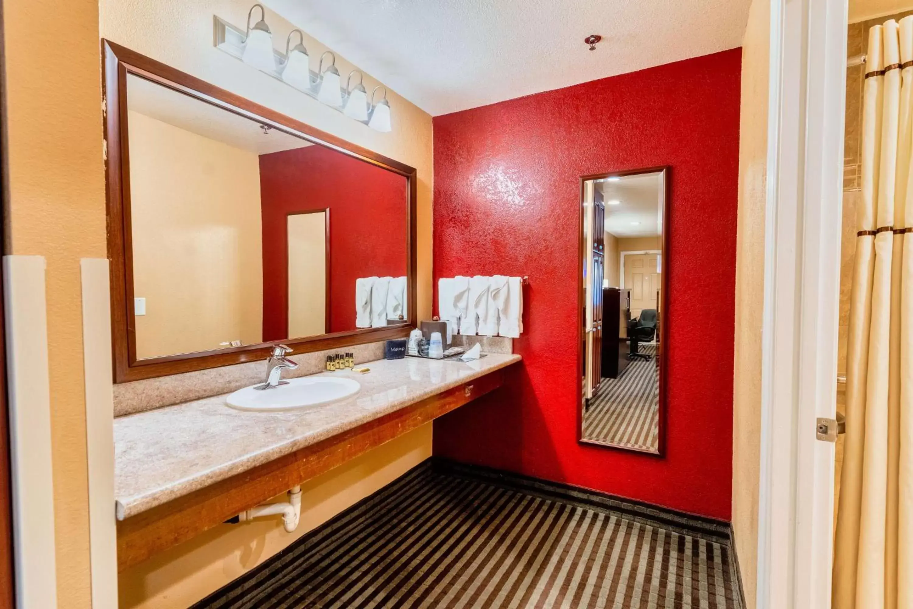 Bedroom, Bathroom in Best Western Plus Yosemite Way Station