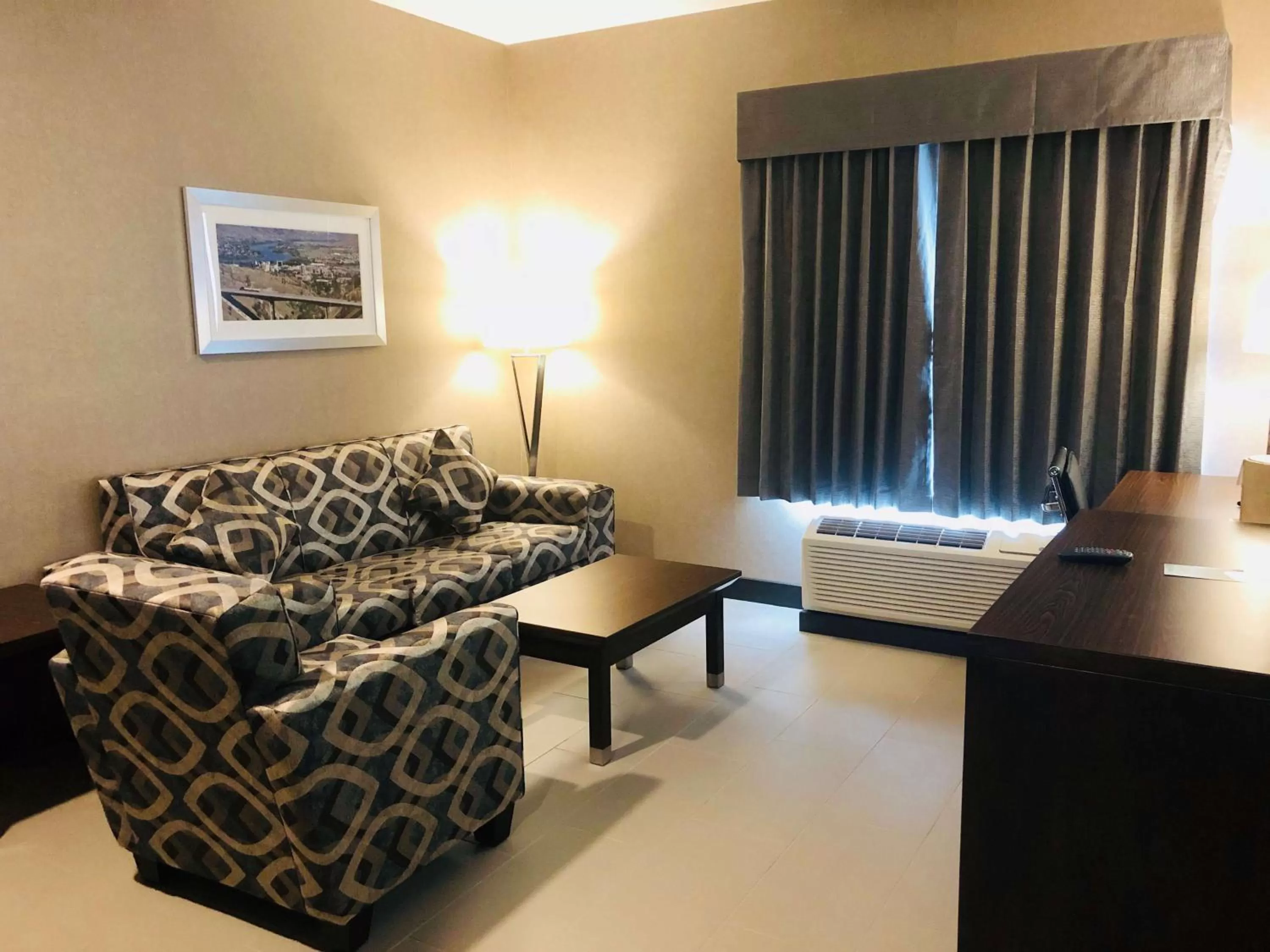 Photo of the whole room, Bed in Wingate by Wyndham Kamloops