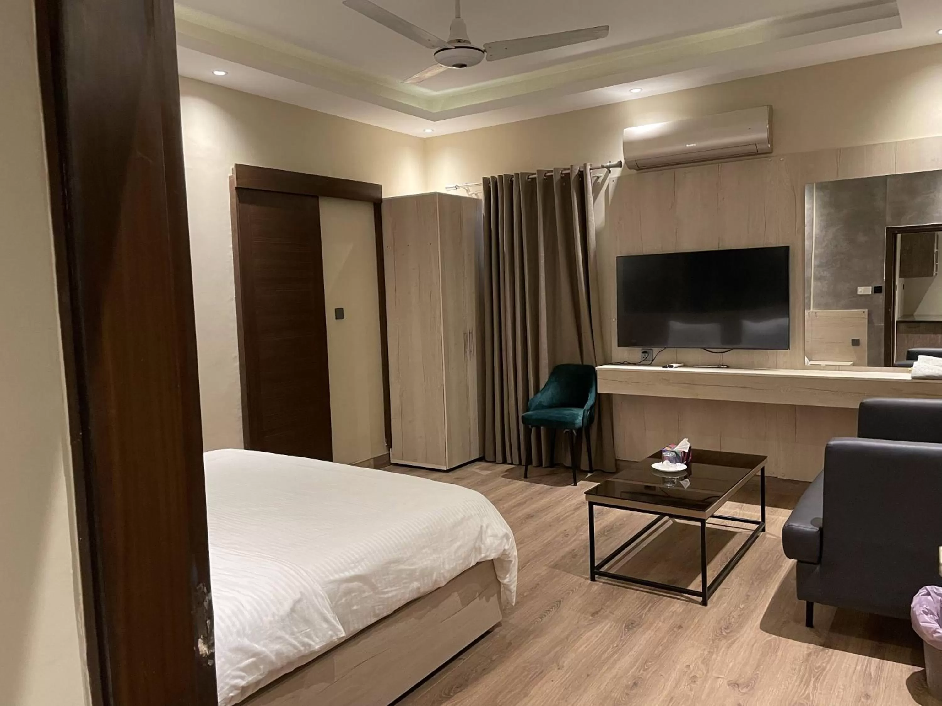 Communal lounge/ TV room, Bed in Hamsun Shahrah-e-Faisal