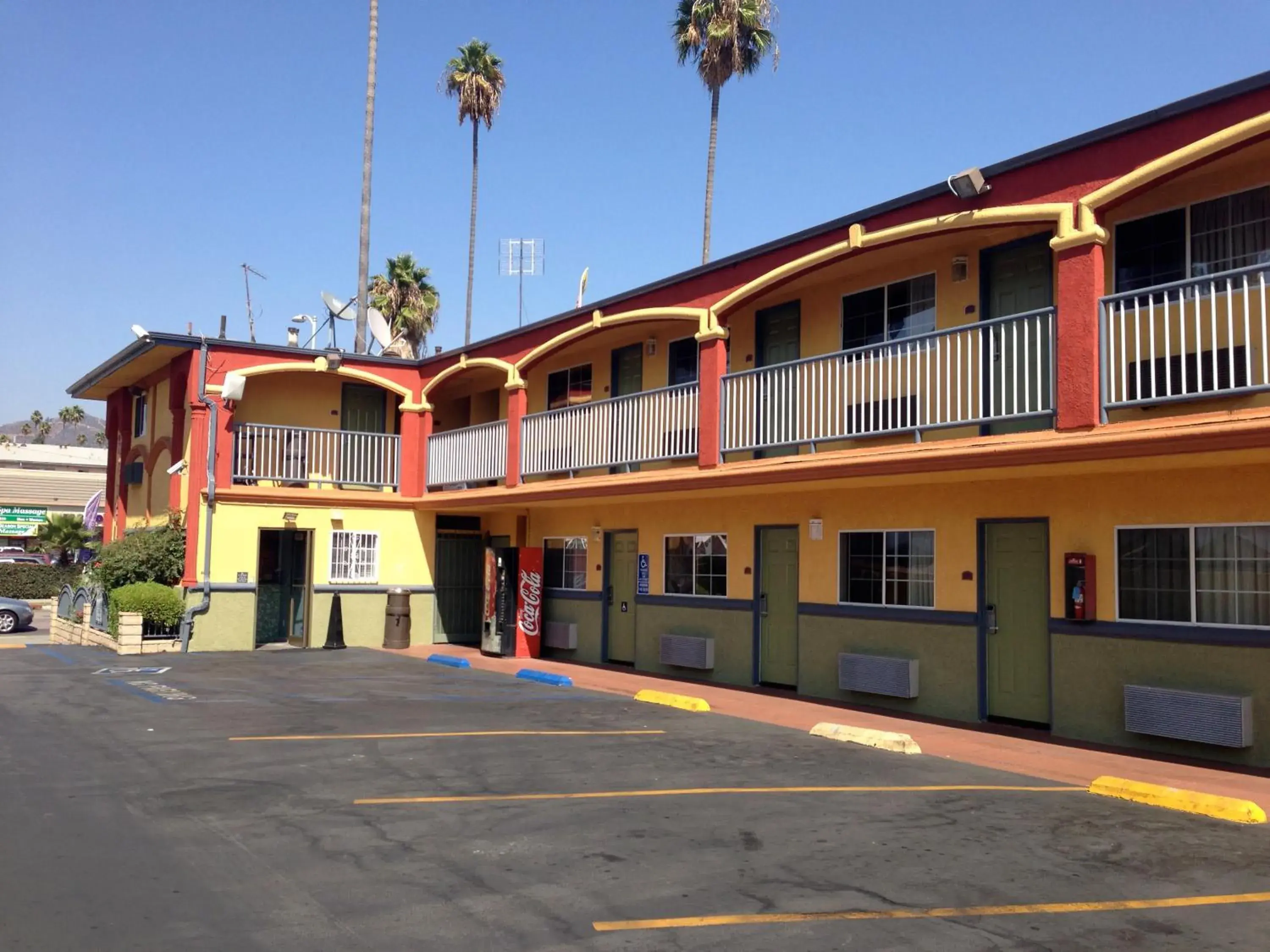 Property Building in Economy Inn Hollywood