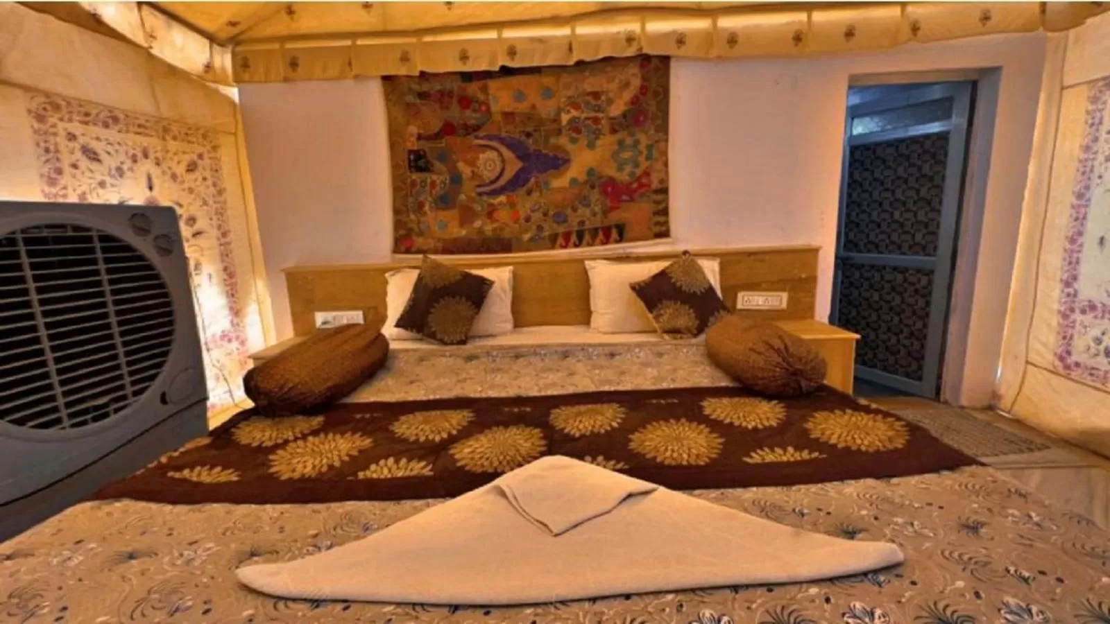 Property building, Bed in Rumis Desert Camp and Resort