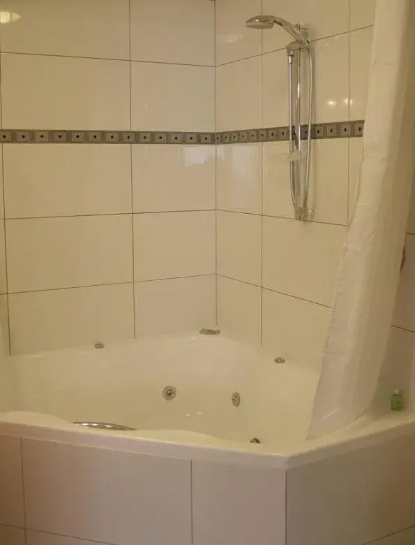 Shower, Bathroom in Athena Motel