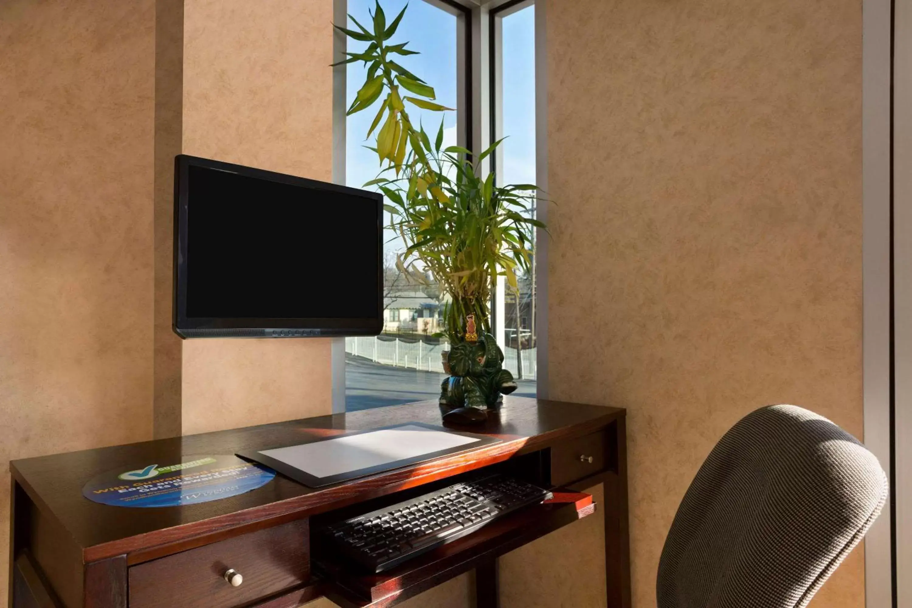 Lobby or reception, TV/Entertainment Center in Super 8 by Wyndham Austin Downtown/Capitol Area