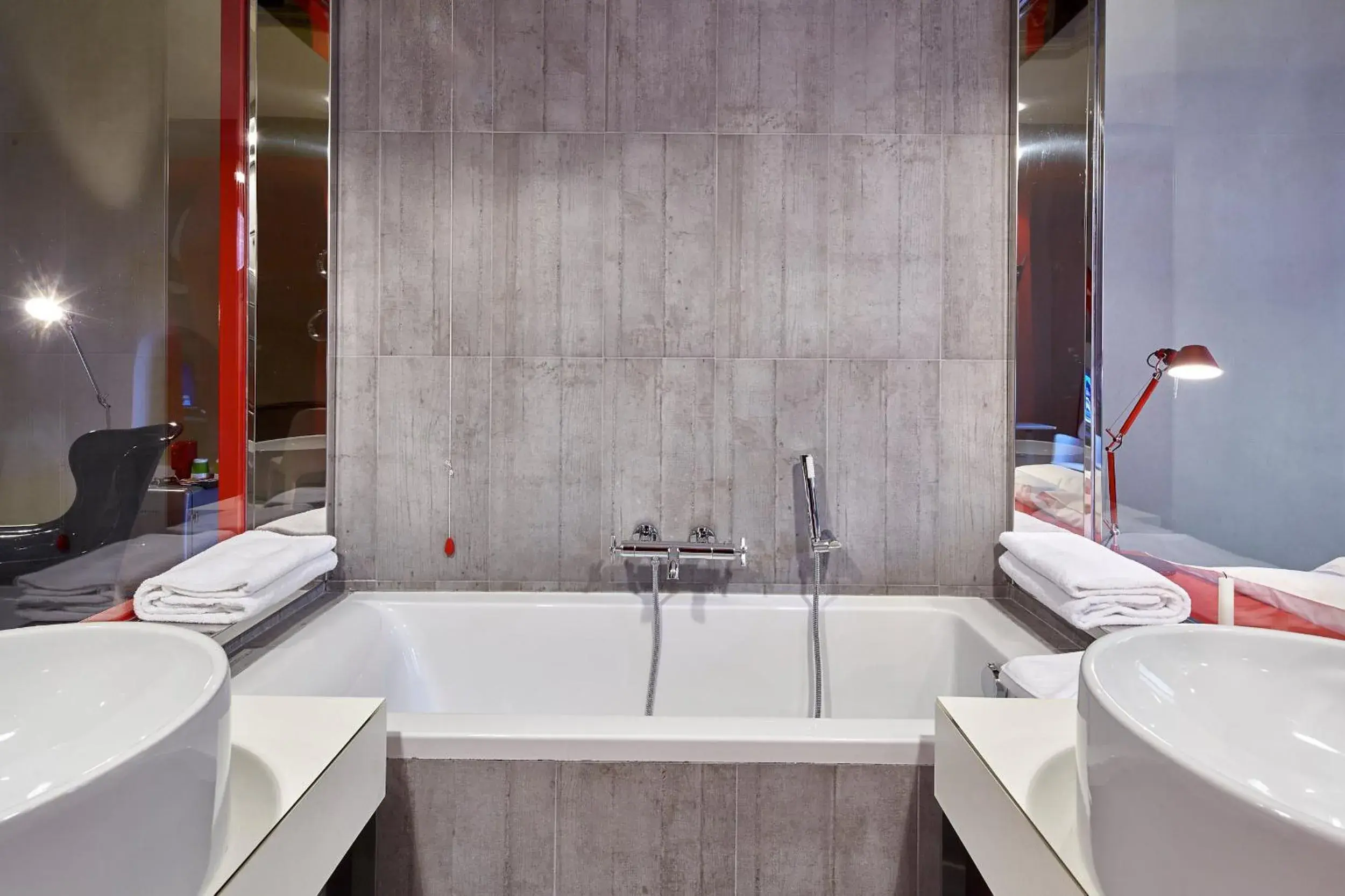 Bathroom in Palazzetto Rosso - Art Hotel