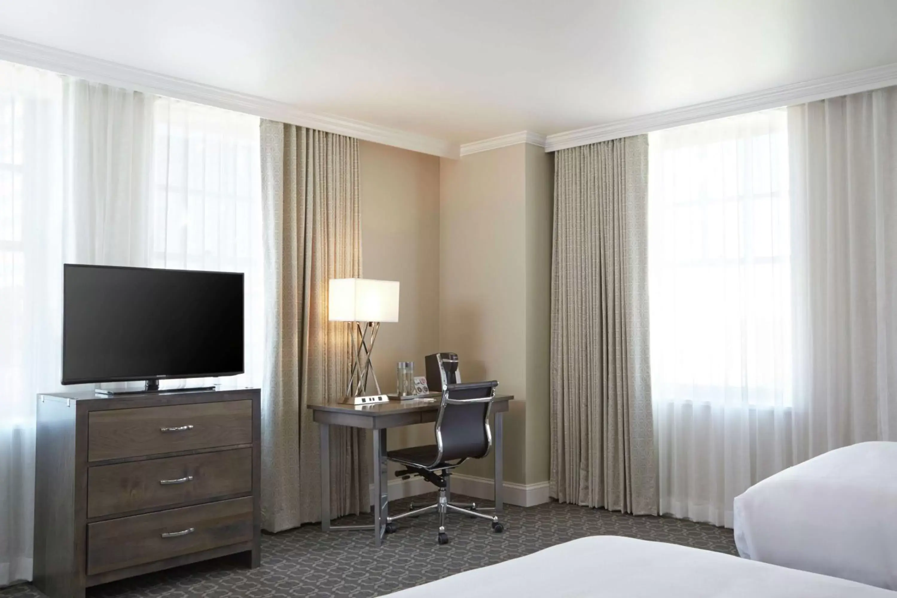 Bedroom, TV/Entertainment Center in Redmont Hotel Birmingham - Curio Collection by Hilton