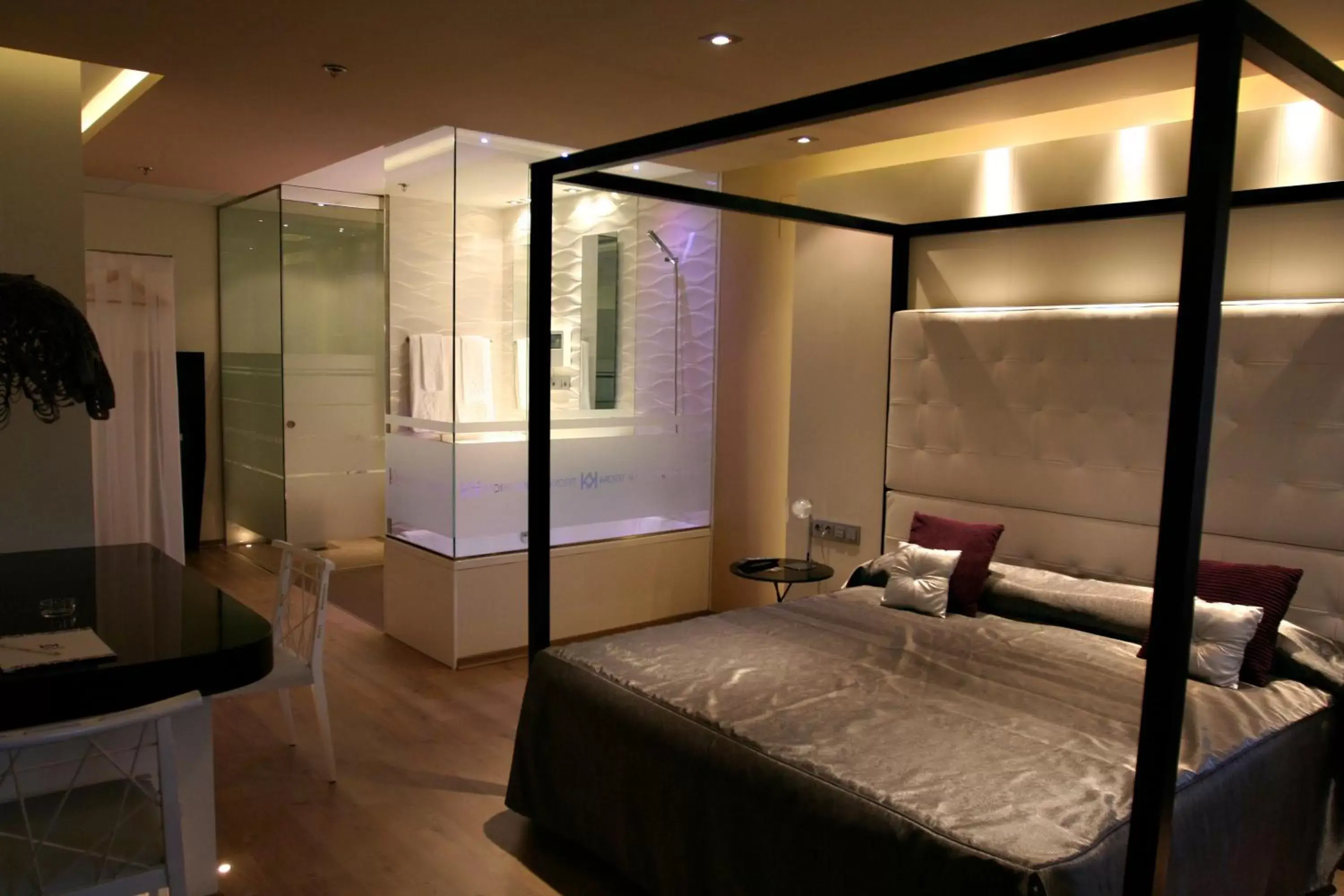 Bed, Bathroom in Kadrit Hotel
