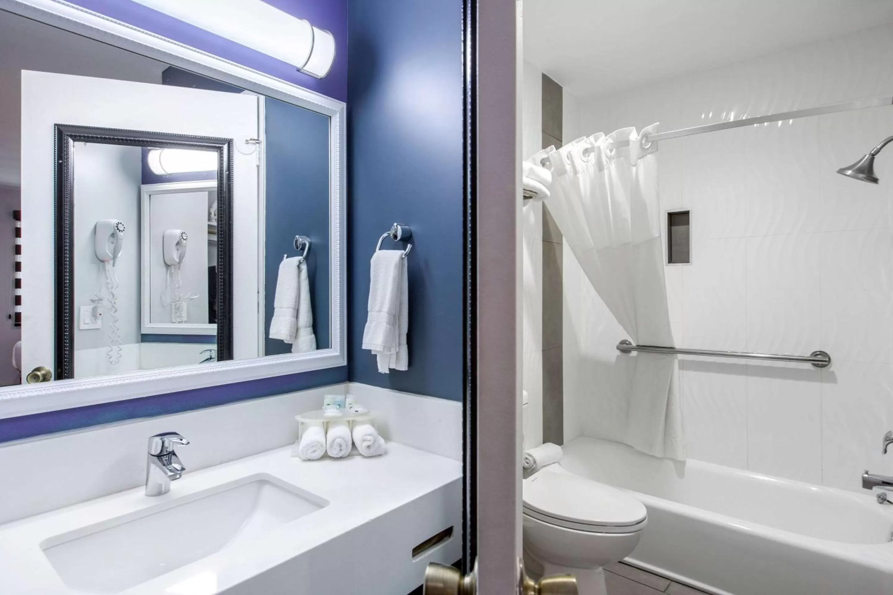 Bathroom in Quality Inn Near Hollywood Walk of Fame