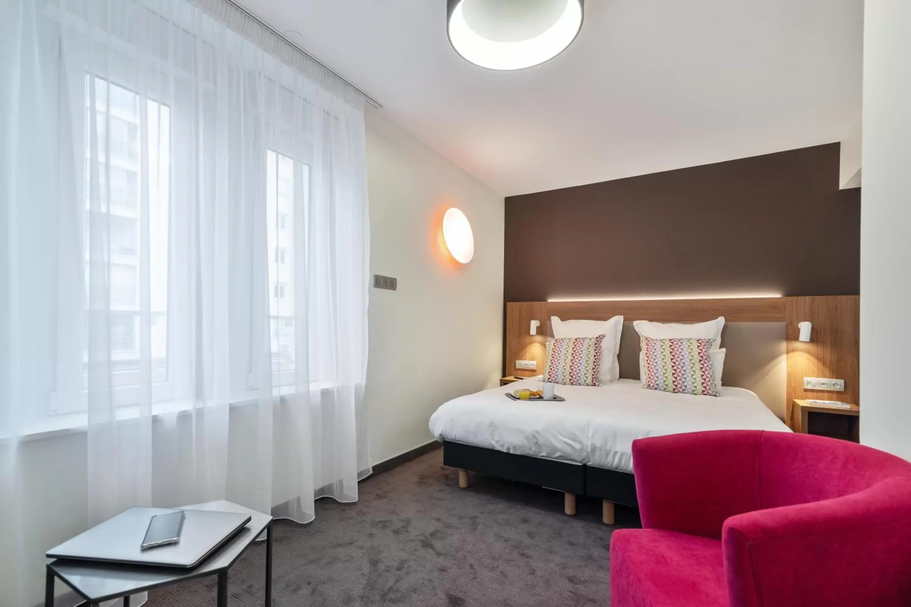 Bedroom, Bed in Campanile Epinal Centre - Gare