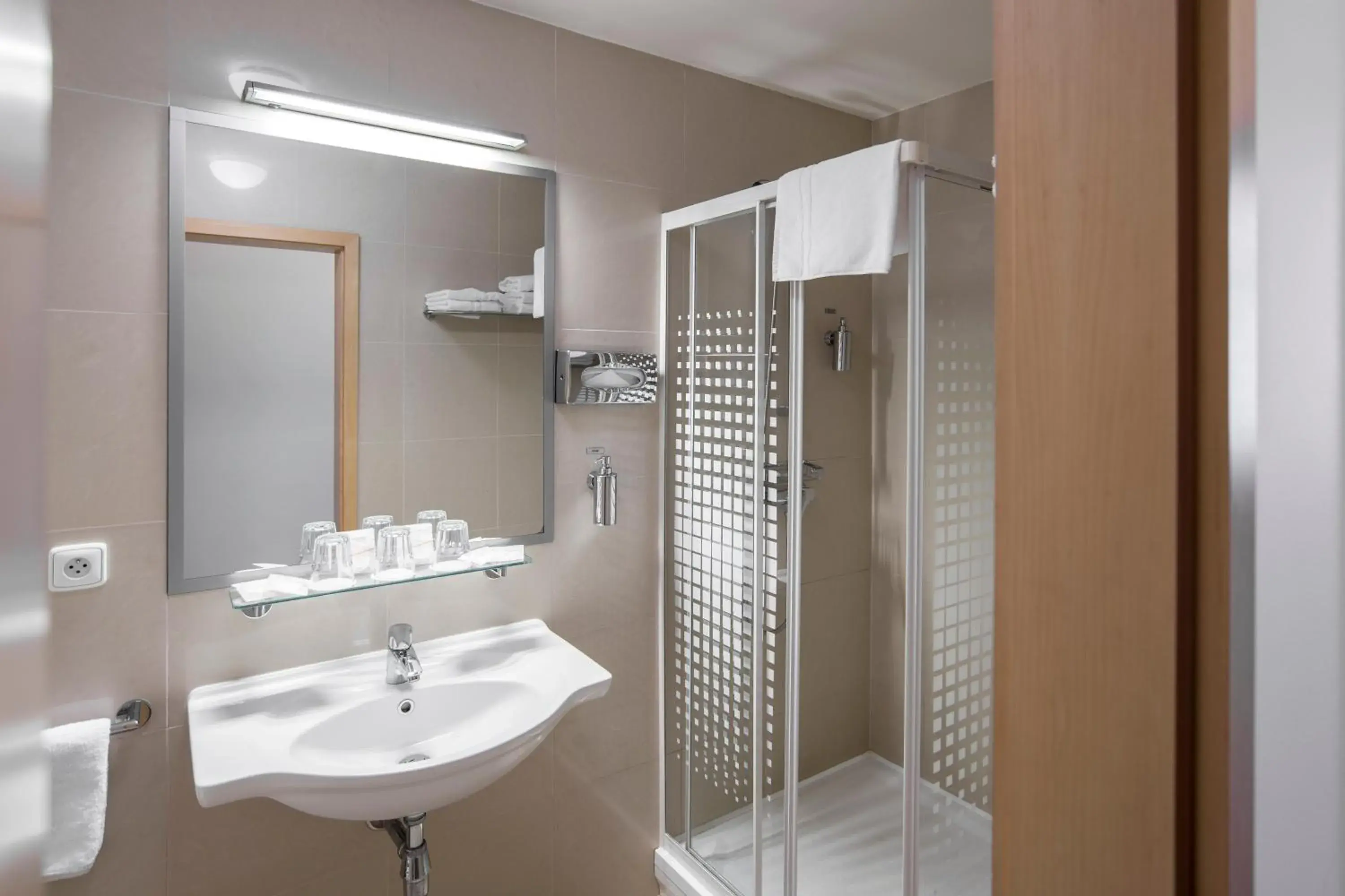 Shower, Bathroom in Hotel Páv