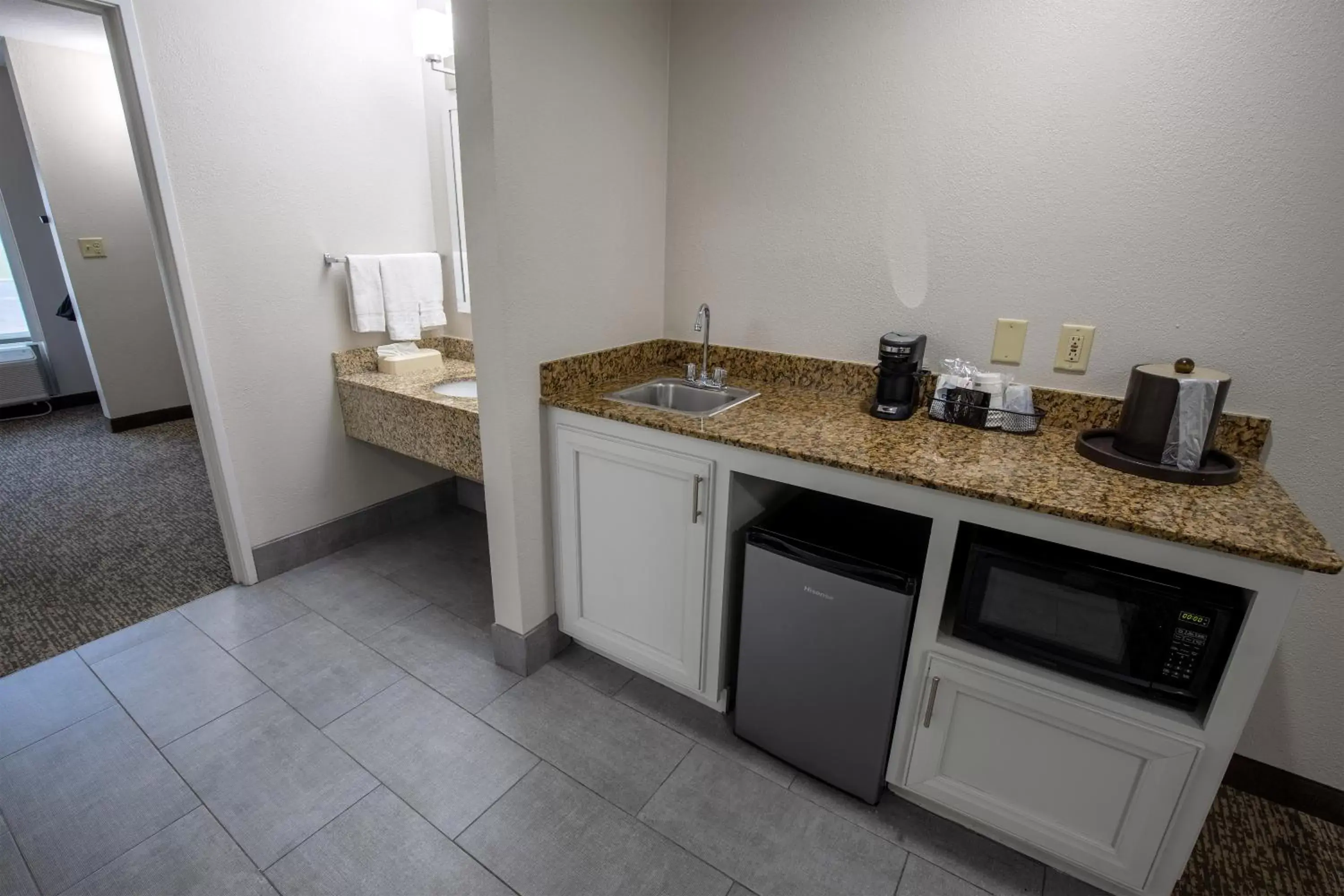 Kitchen/Kitchenette in Best Western Plus Lafayette Vermilion River Inn & Suites