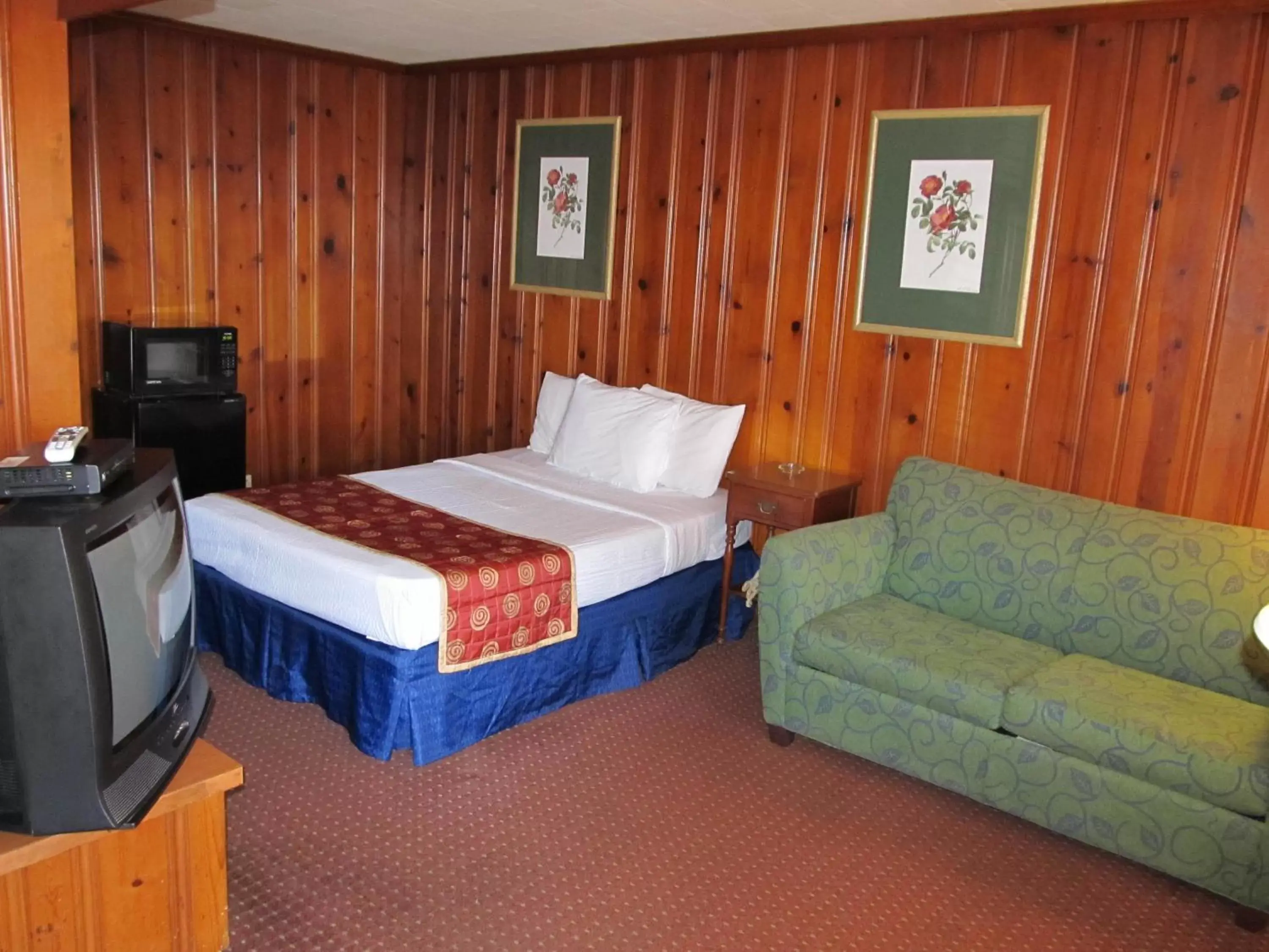 Photo of the whole room, Bed in Hancock Motel