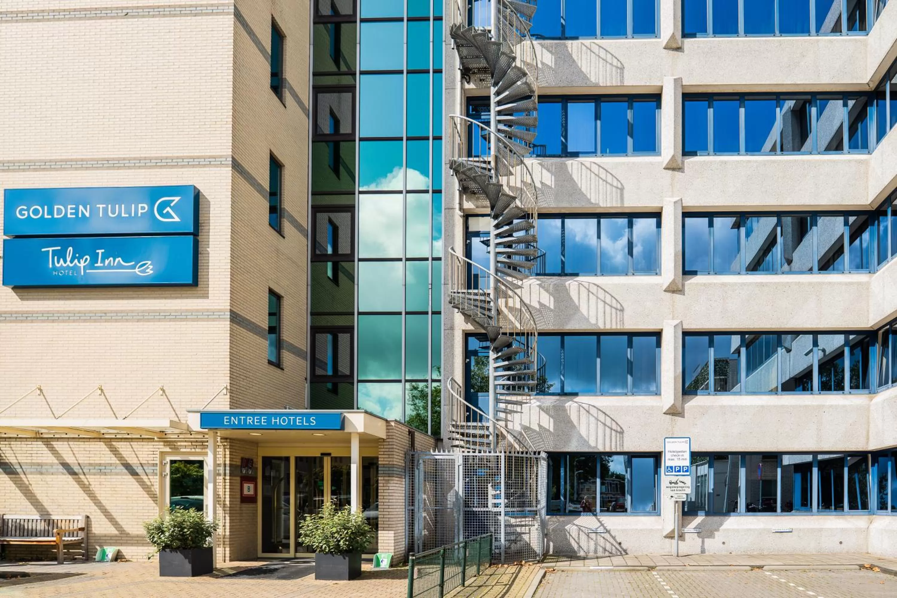 Property building in Tulip Inn Leiden Centre