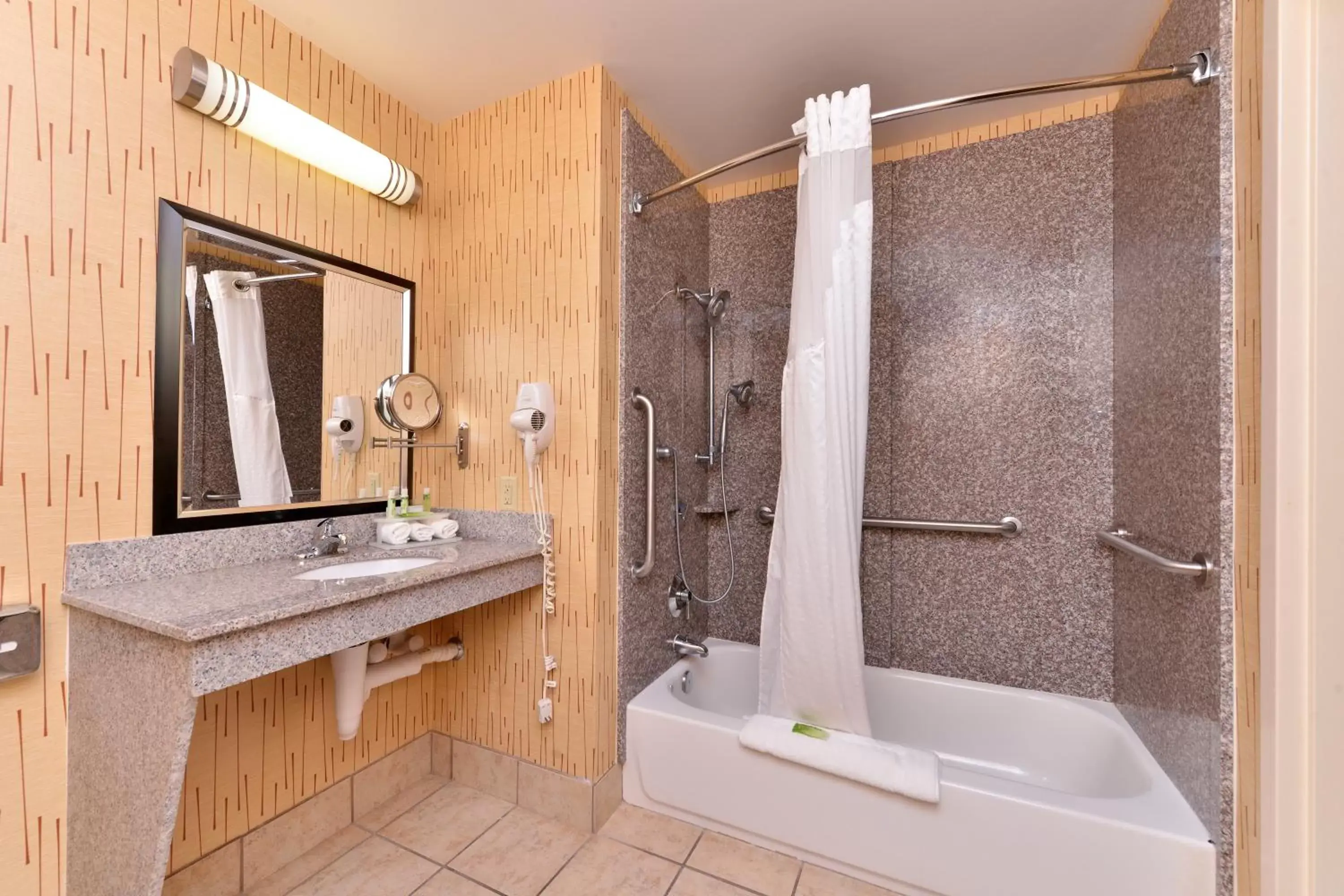 Photo of the whole room, Bathroom in Holiday Inn Express White House, an IHG Hotel