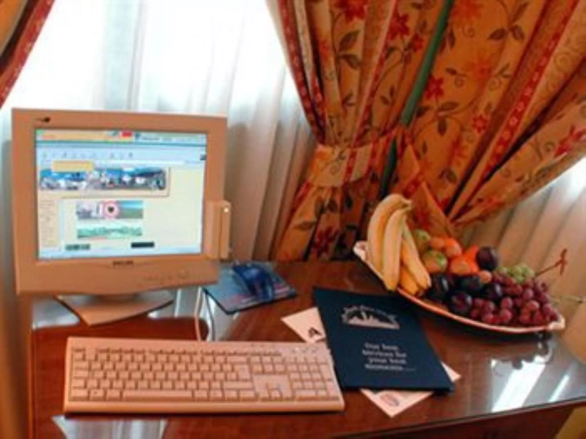 TV and multimedia, TV/Entertainment Center in Villa Piccola Siena