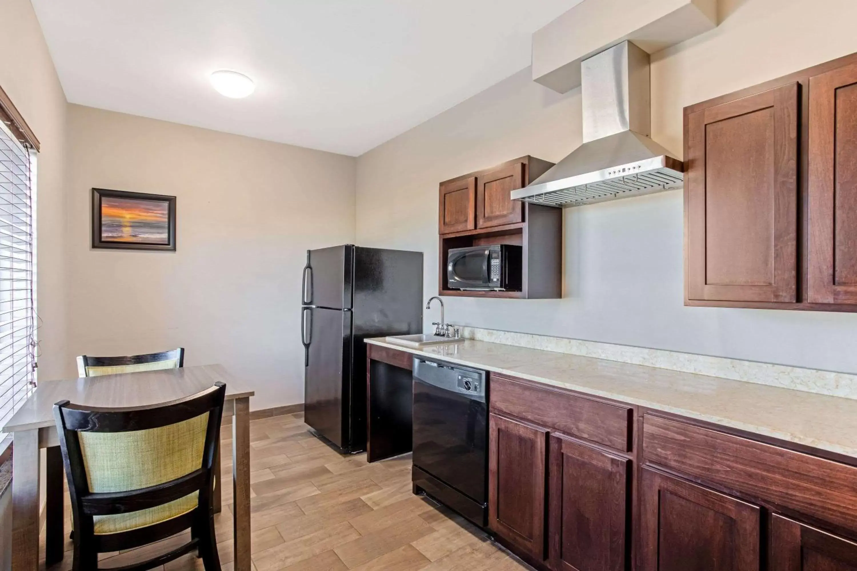 Photo of the whole room, Kitchen/Kitchenette in La Quinta by Wyndham Paducah