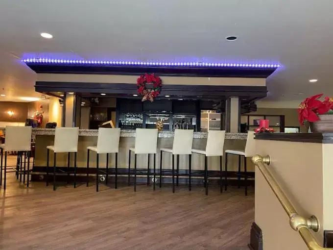 Lounge or bar, Restaurant/Places to Eat in Days Inn by Wyndham Renfrew Conference Centre