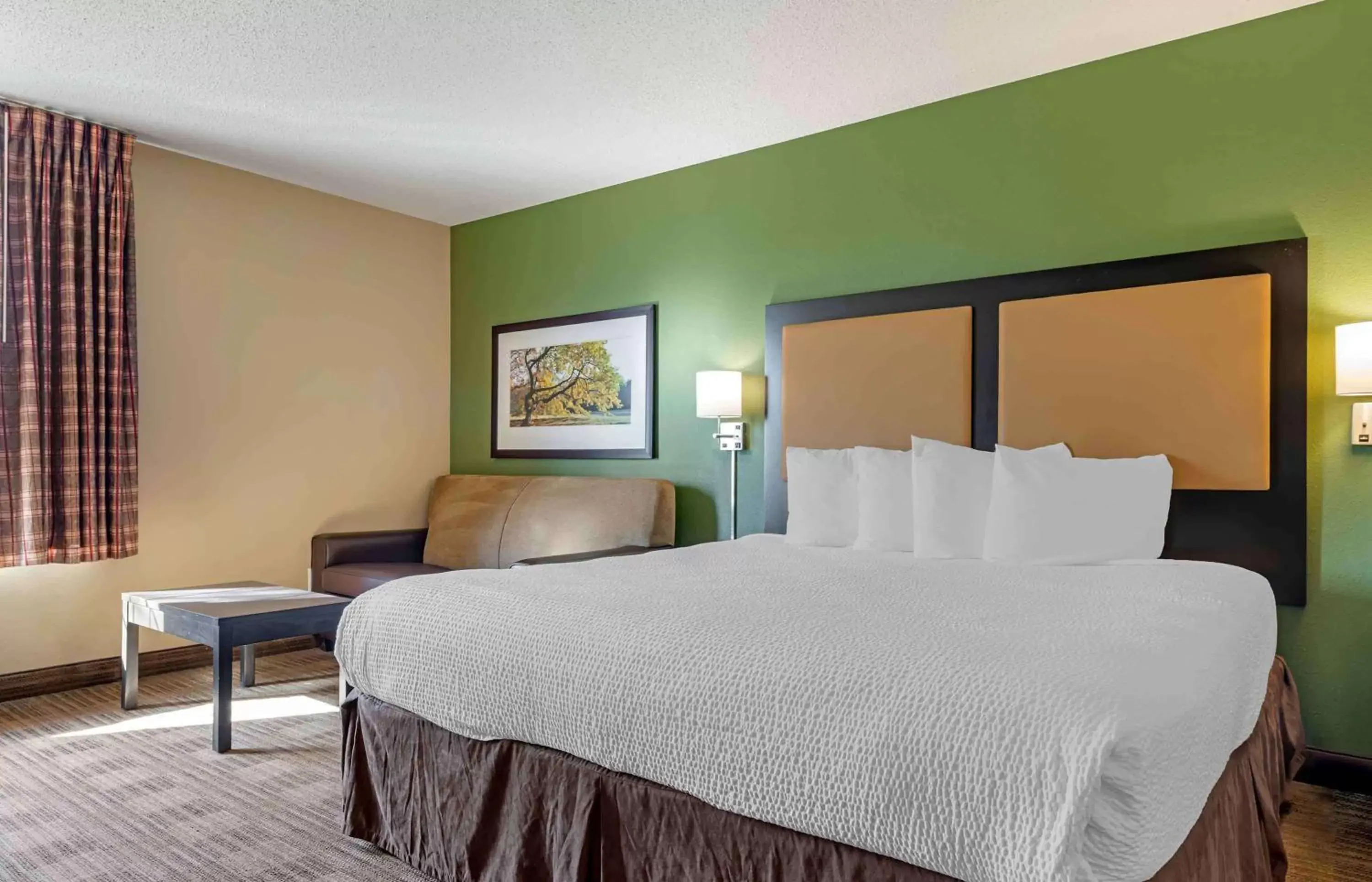 Bedroom, Bed in Extended Stay America Suites - Minneapolis - Eden Prairie - Technology Drive