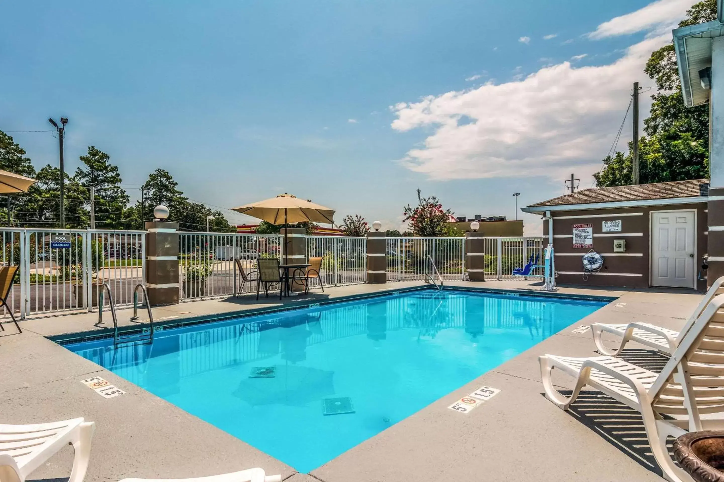 On site, Swimming Pool in Quality Inn Sandersville