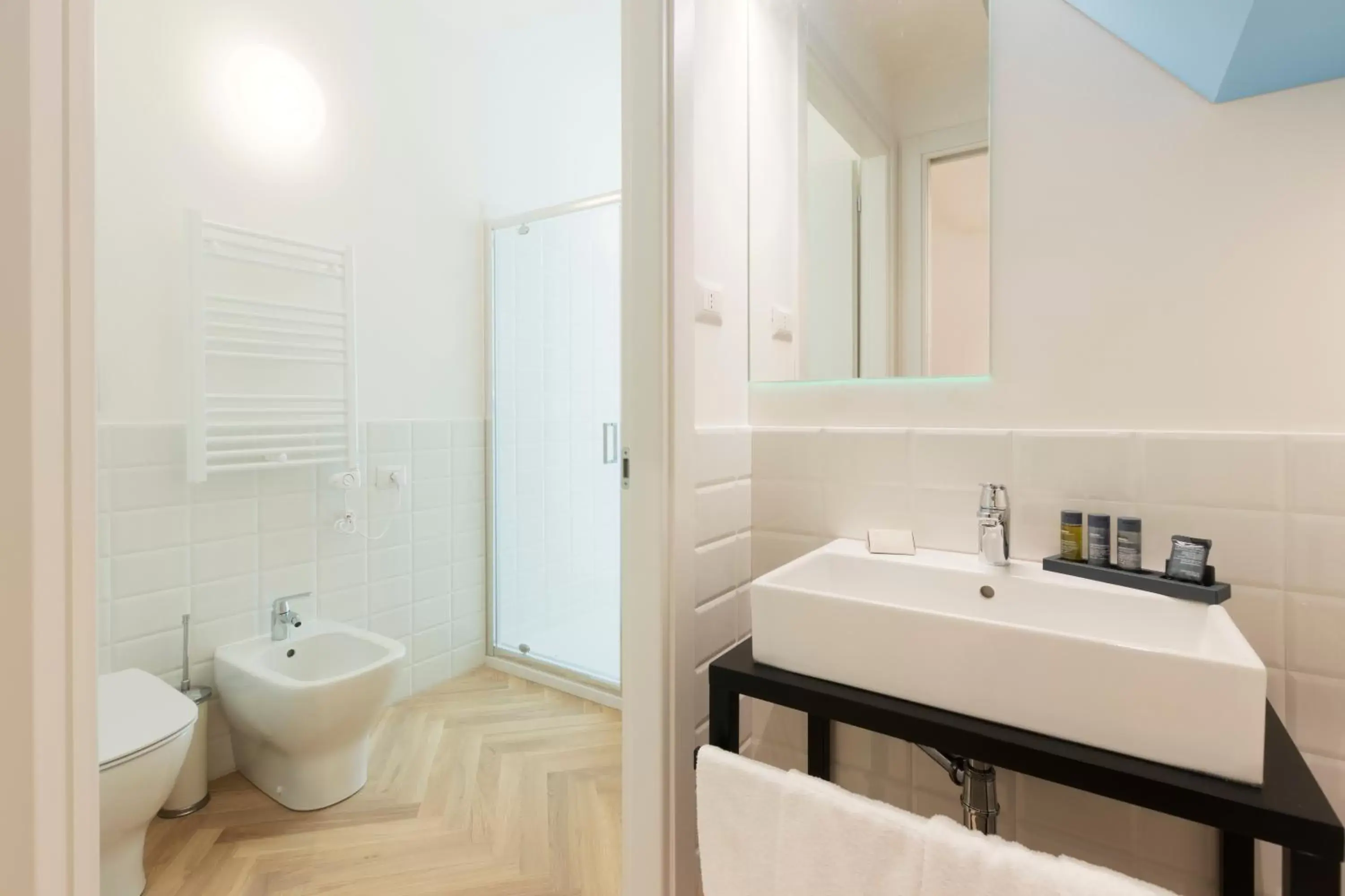 Shower, Bathroom in Metropolitan Suites