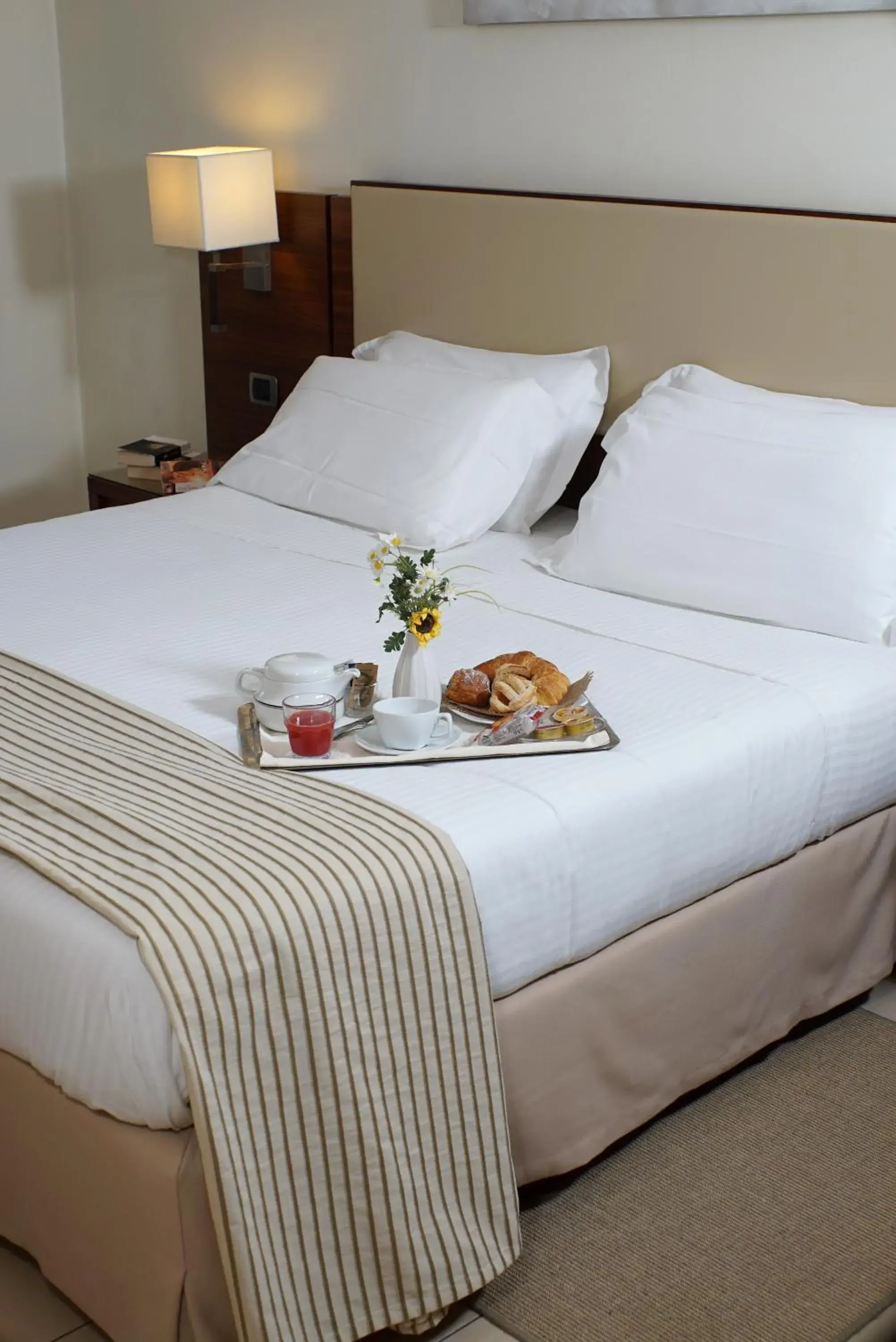 Bedroom, Bed in Suites & Residence Hotel