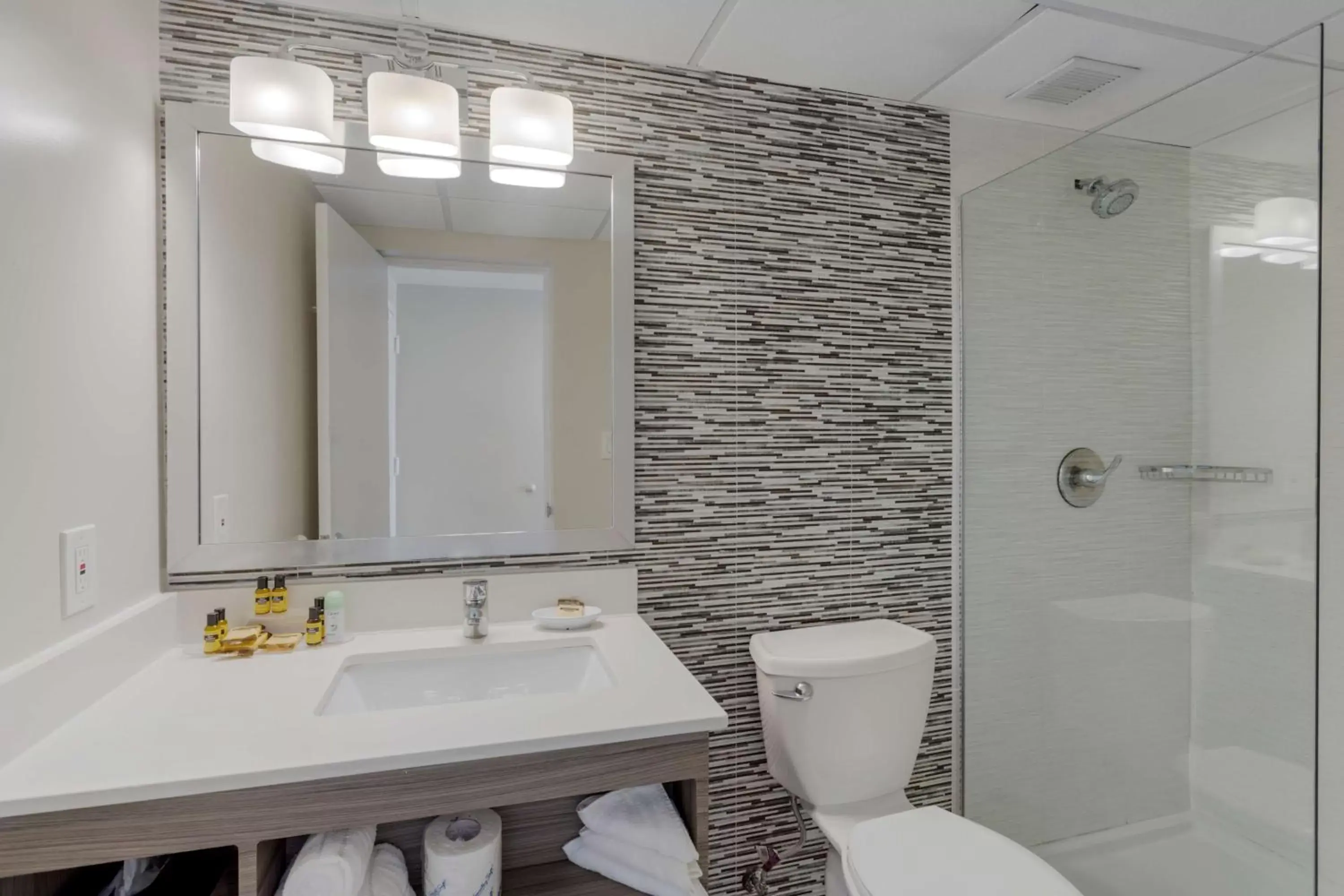 Bathroom in Best Western Plus Brooklyn Bay Hotel Bathroom in Best Western Plus Brooklyn Bay Hotel