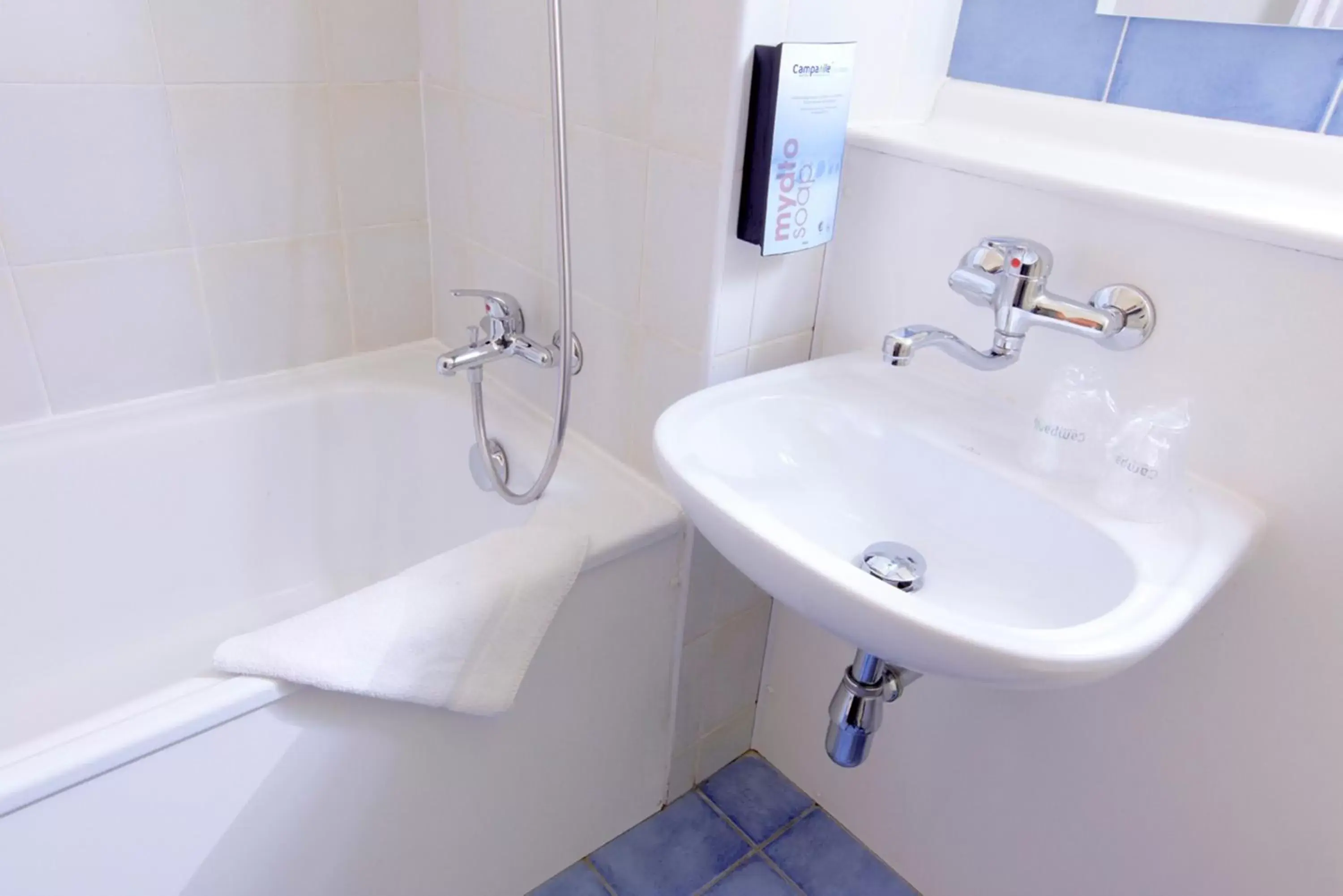 Bathroom in Kyriad Direct Marseille Ouest - Martigues