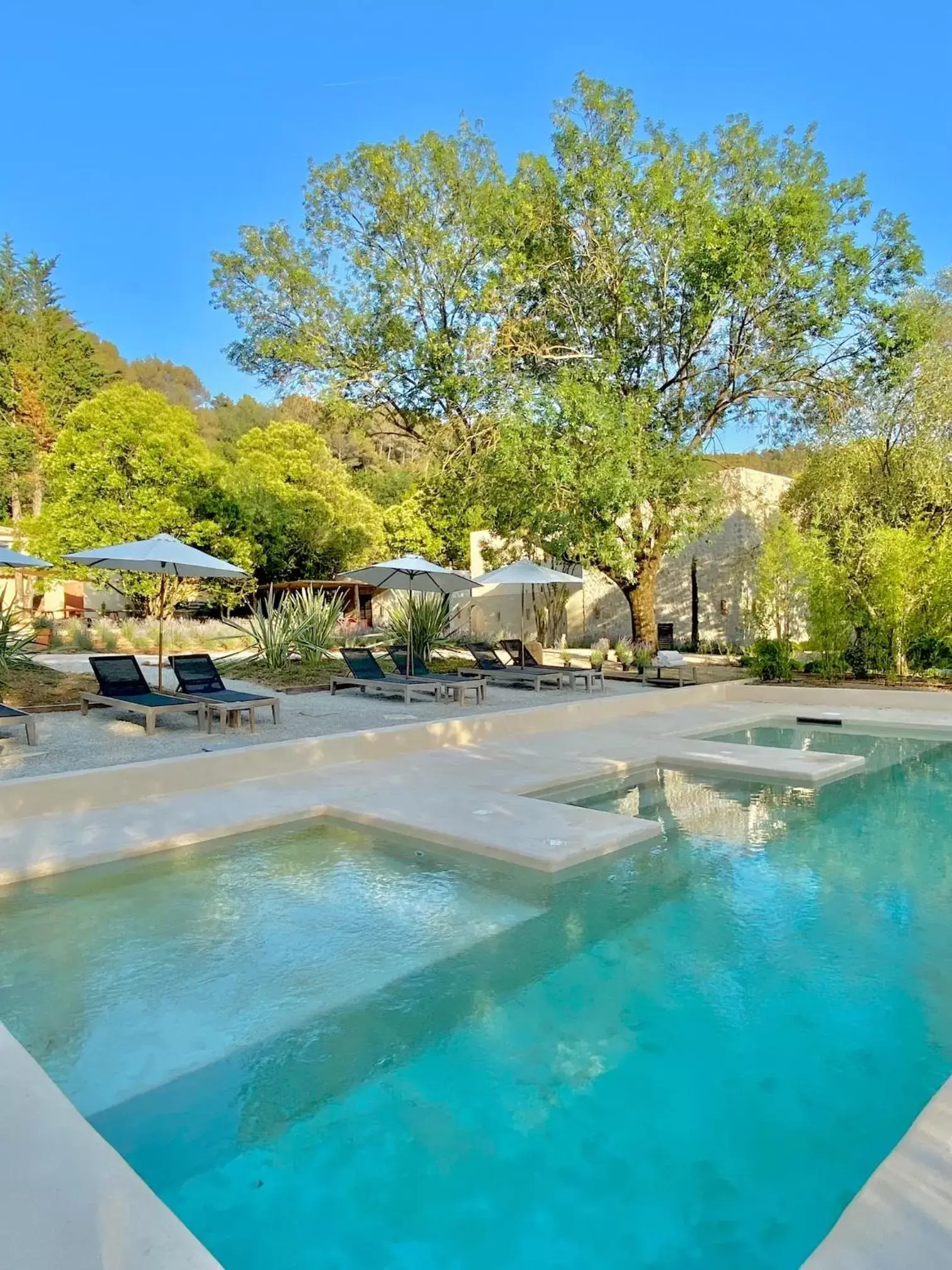 Swimming Pool in Toile Blanche