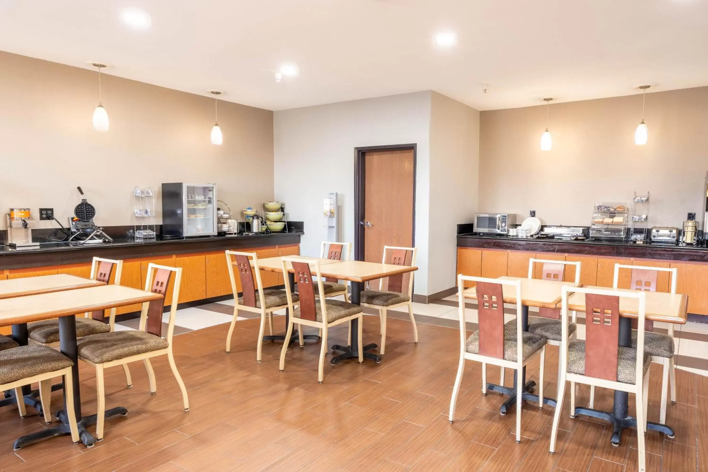 Coffee/tea facilities, Restaurant/Places to Eat in Quality Suites NE Indianapolis Fishers