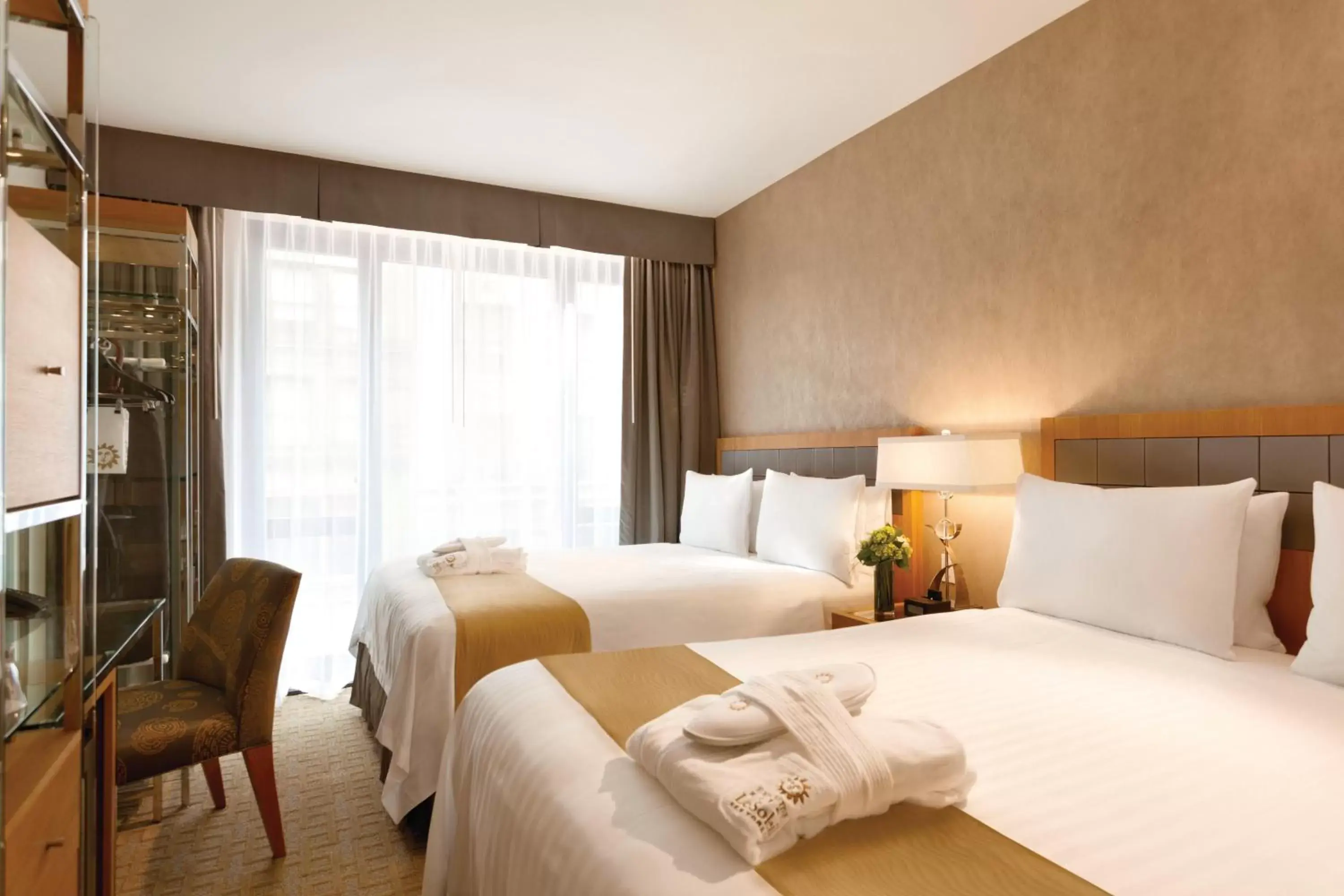 Photo of the whole room, Bed in Executive Hotel Le Soleil New York Photo of the whole room, Bed in Executive Hotel Le Soleil New York