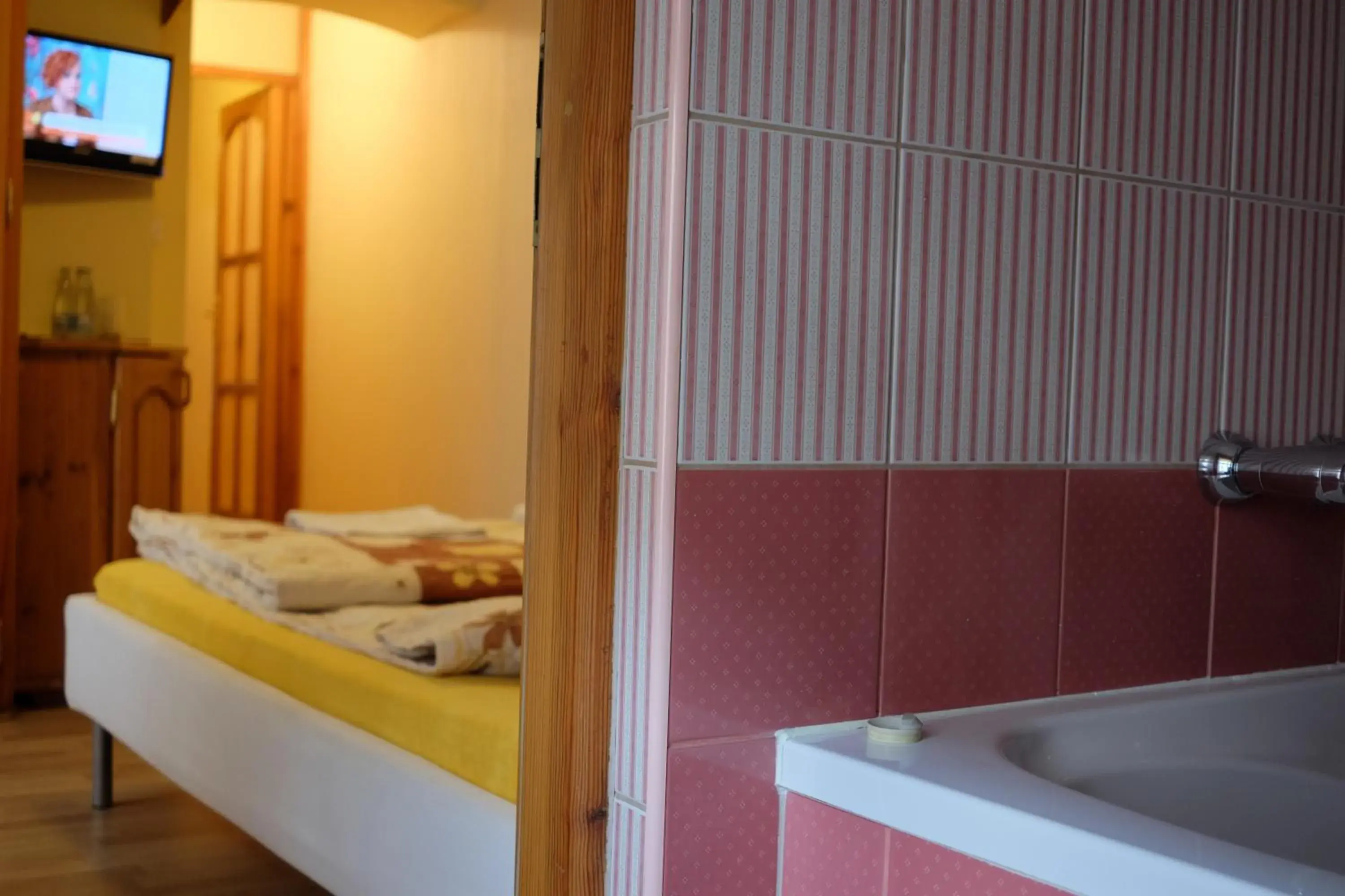 Toilet, Bed in Academus - Cafe/Pub & Guest House
