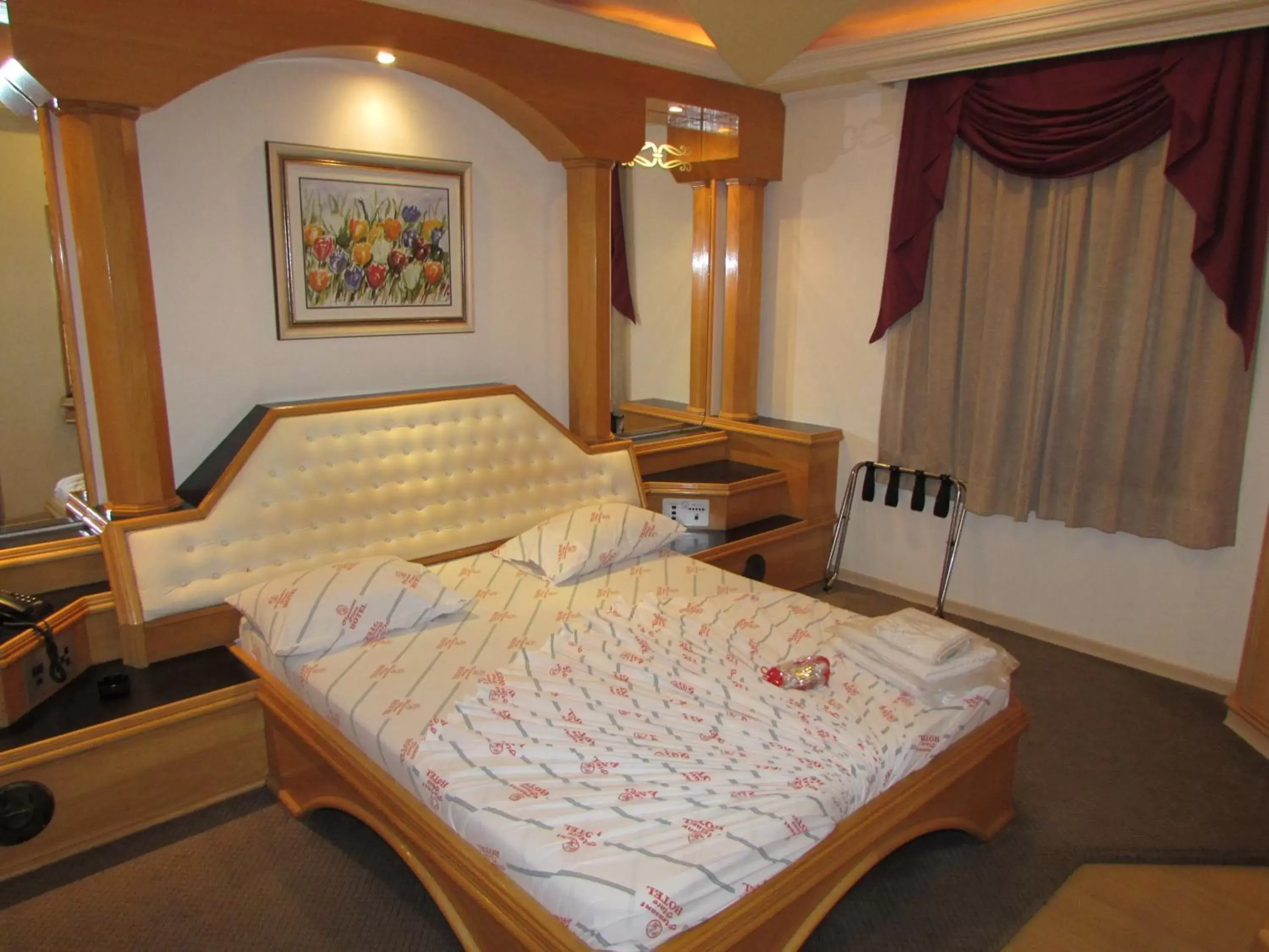 Deluxe Double Room with Bath in Pleasant Place Hotel Deluxe Double Room with Bath in Pleasant Place Hotel