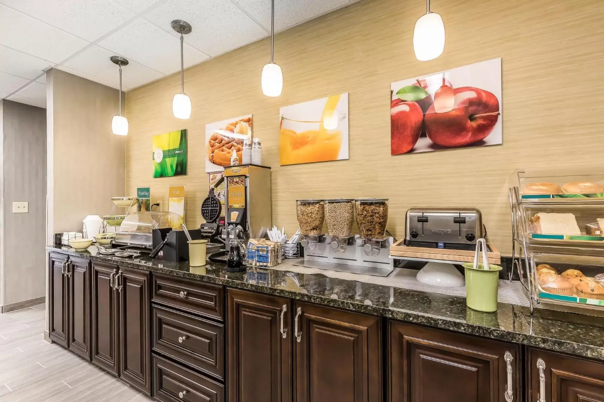 Food and drinks in Quality Inn Pleasant View Food and drinks in Quality Inn Pleasant View