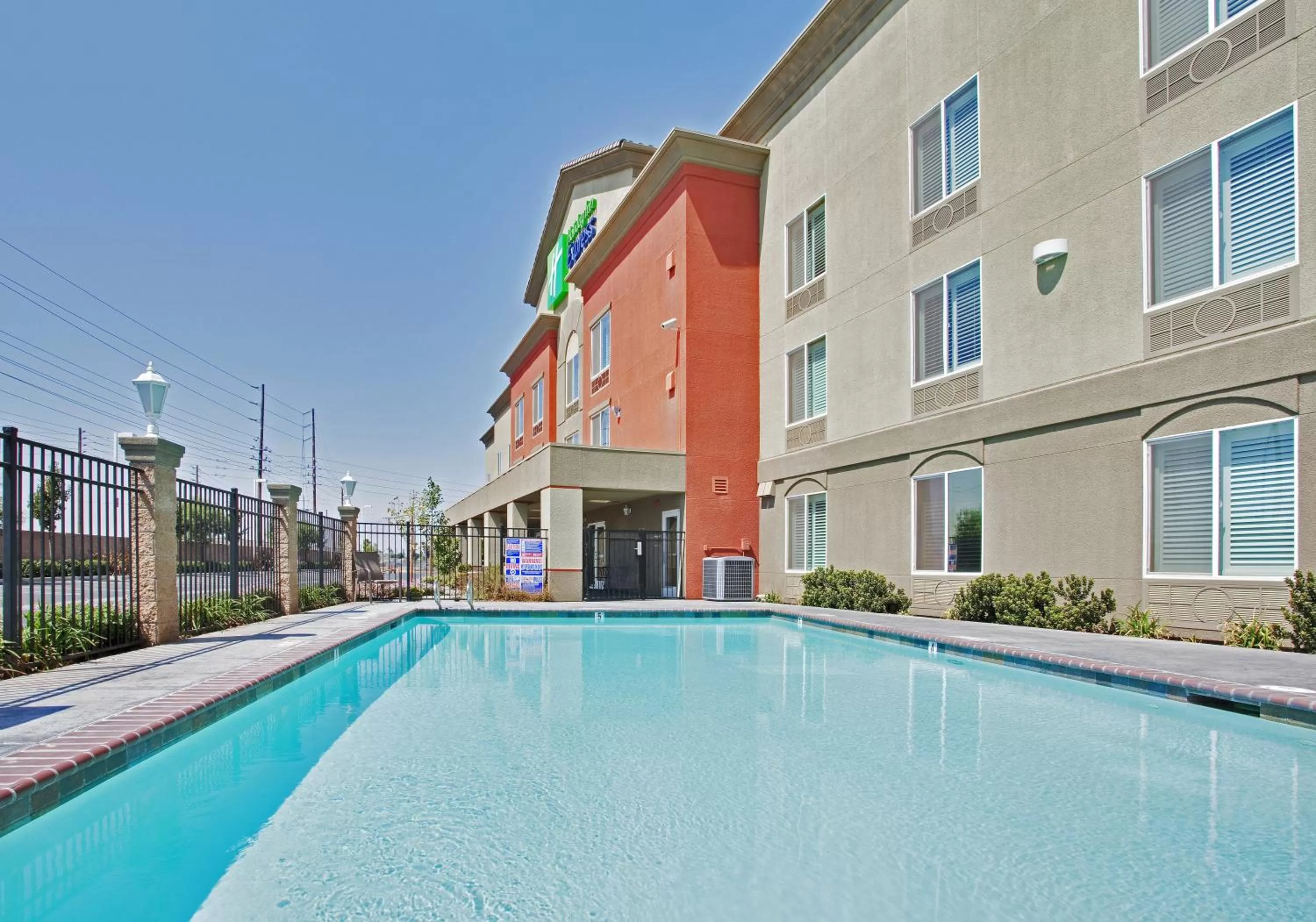 Swimming pool in Holiday Inn Express Hotel & Suites Modesto-Salida by IHG