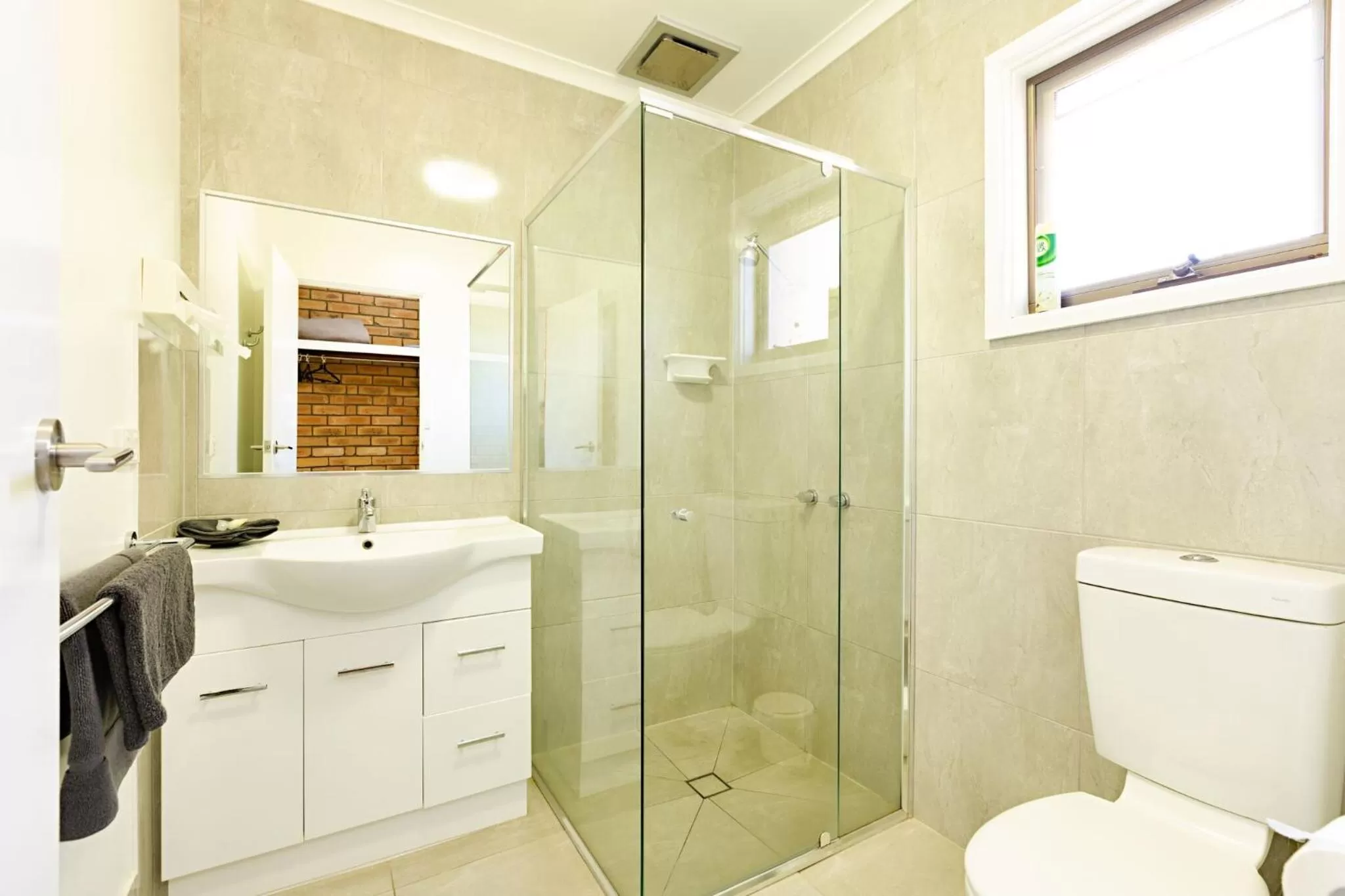 Shower in Statesman Motor Inn