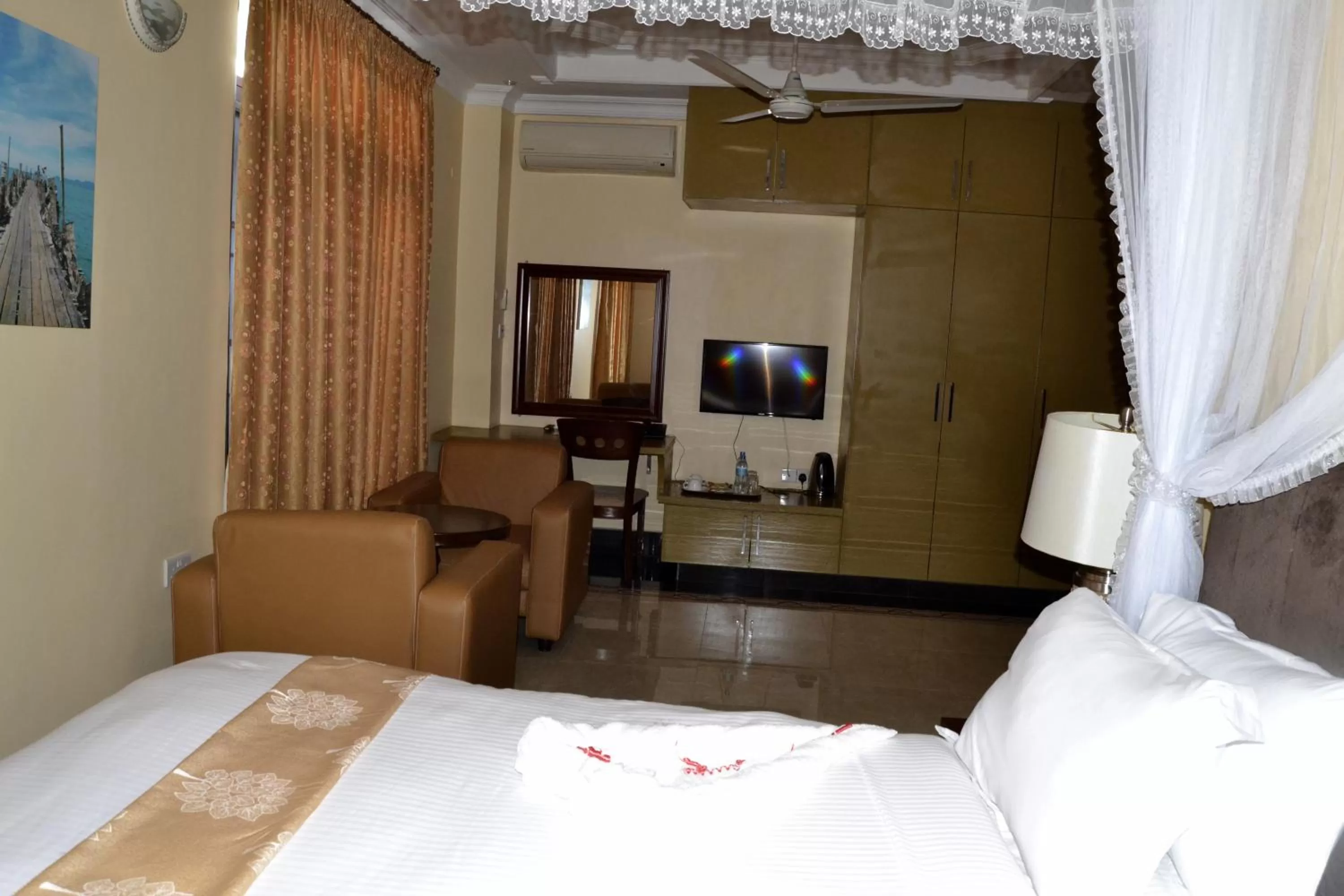 Photo of the whole room, Bed in Lantana Hotel