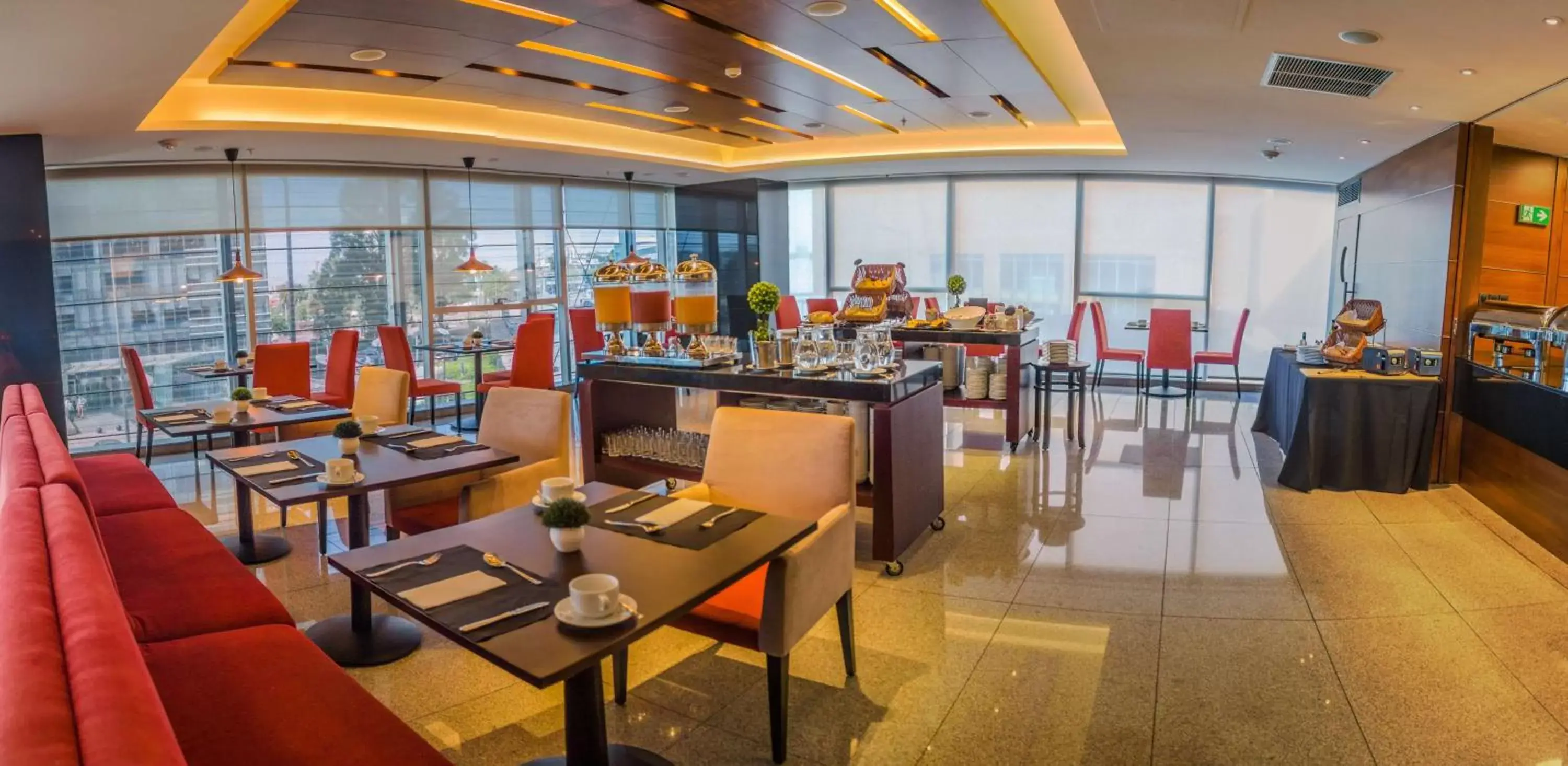 Dining area, Restaurant/Places to Eat in Hilton Garden Inn Montevideo