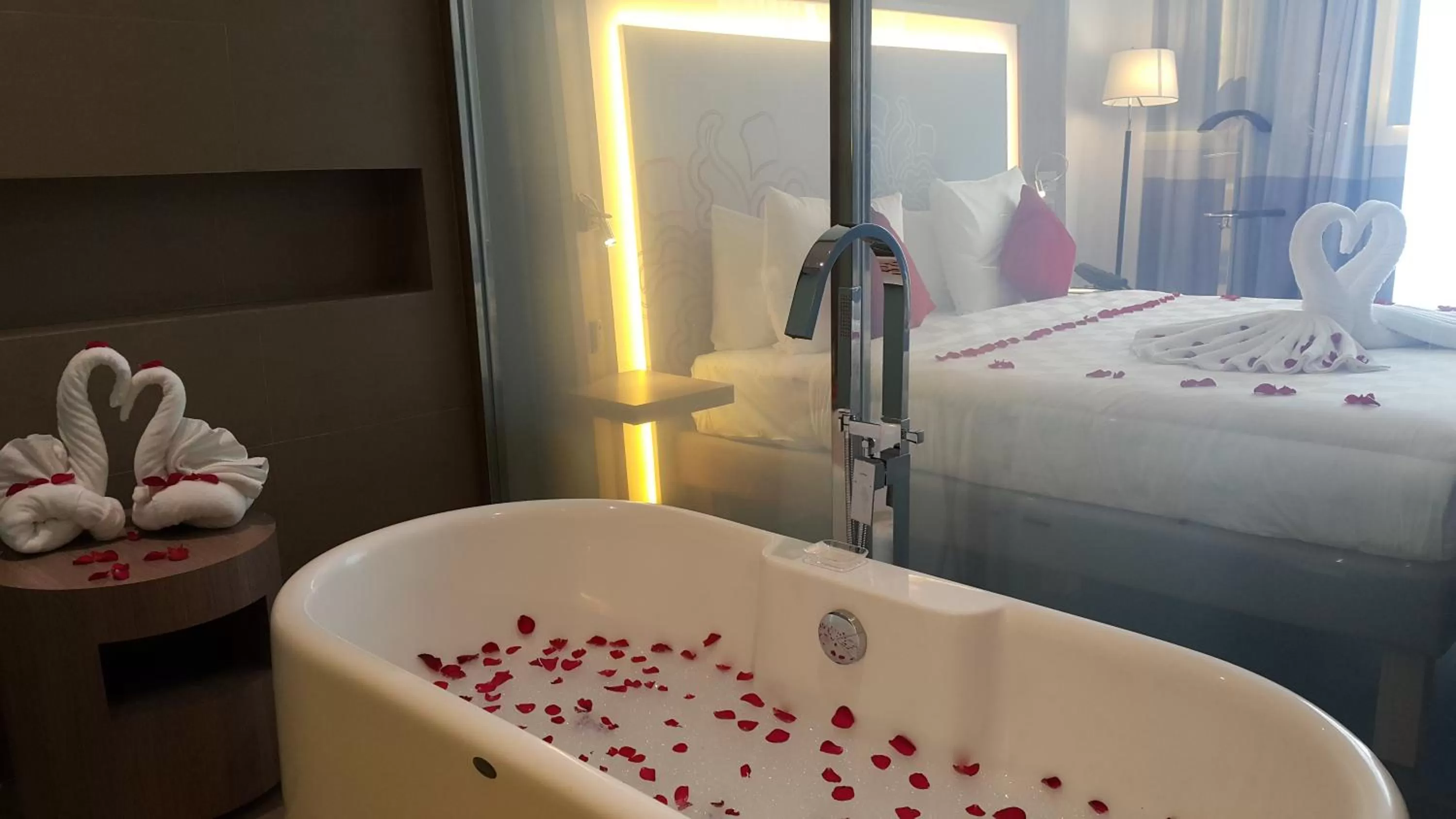 Bathroom, Bed in Noble Resort Hotel Melaka 马六甲诺铂度假酒店