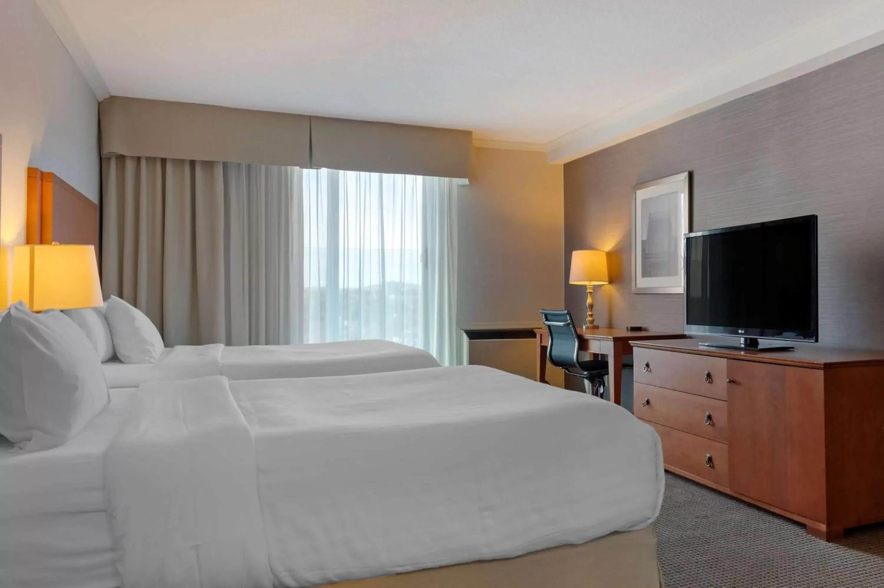 Photo of the whole room, Bed in Best Western Plus Gatineau-Ottawa Downtown