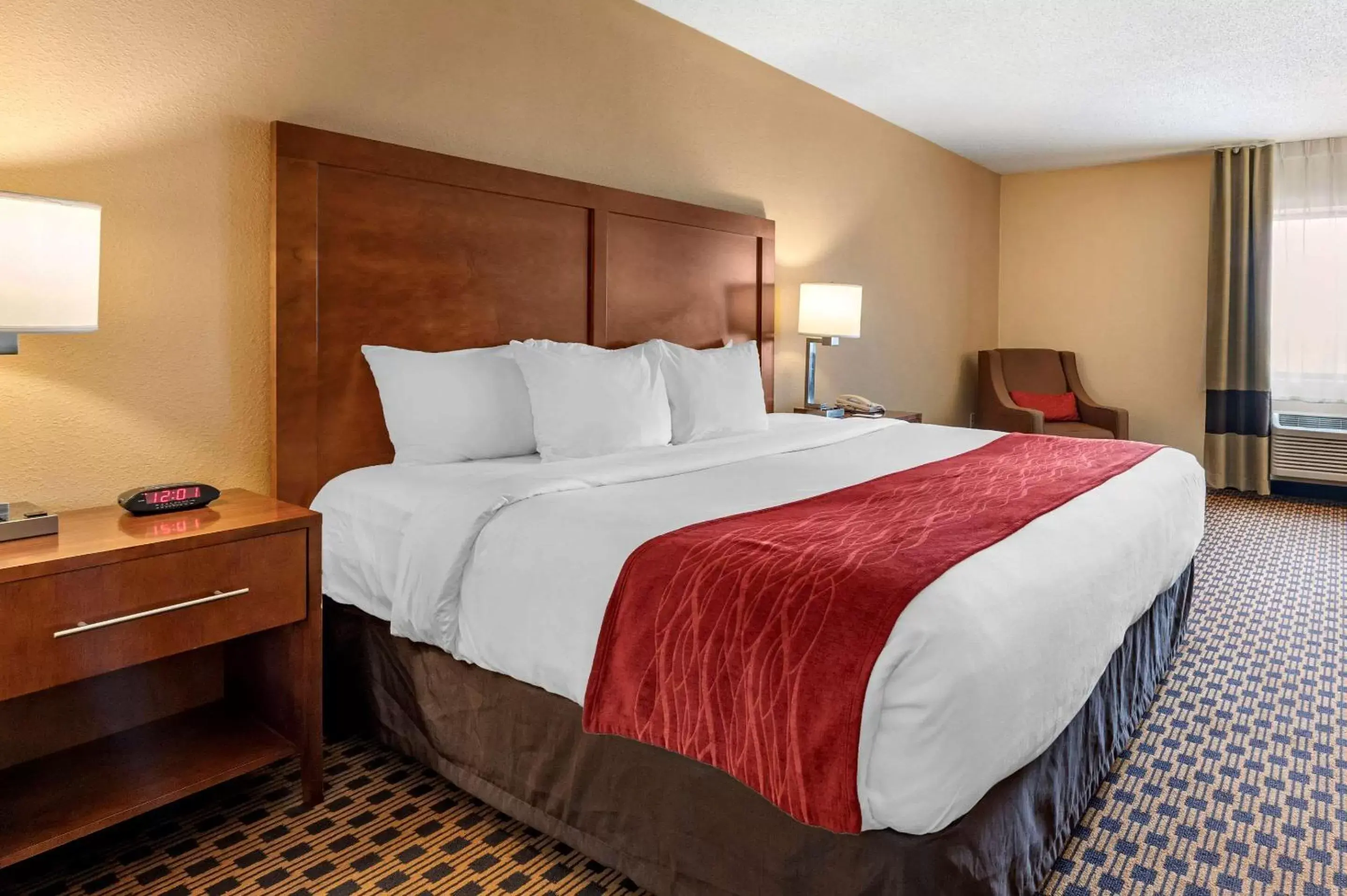 Photo of the whole room, Bed in Comfort Inn Joliet West I-80