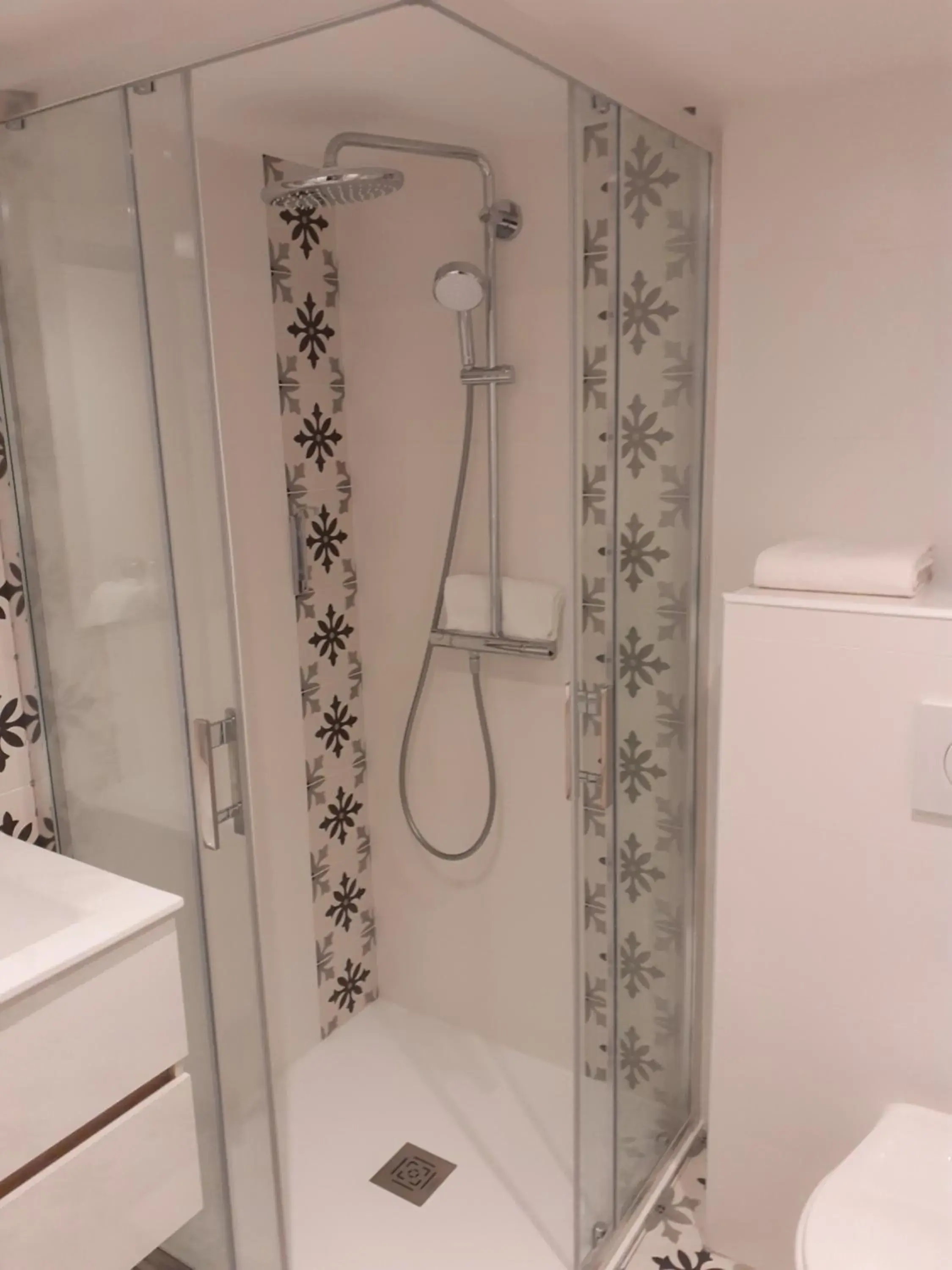 Shower, Bathroom in Hotel de Charme La Bonne Adresse