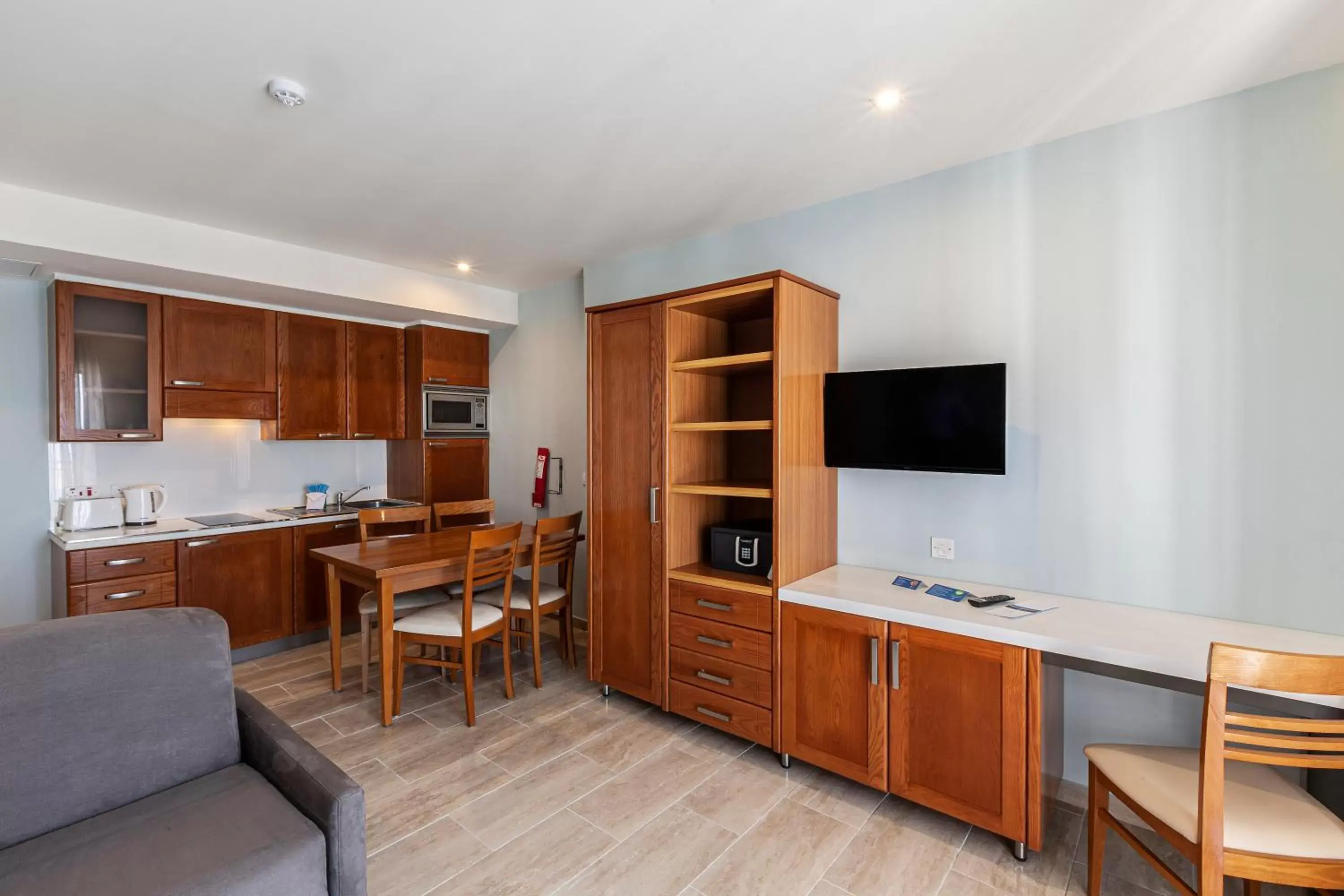 Kitchen or kitchenette, TV/Entertainment Center in Pergola Hotel & Spa