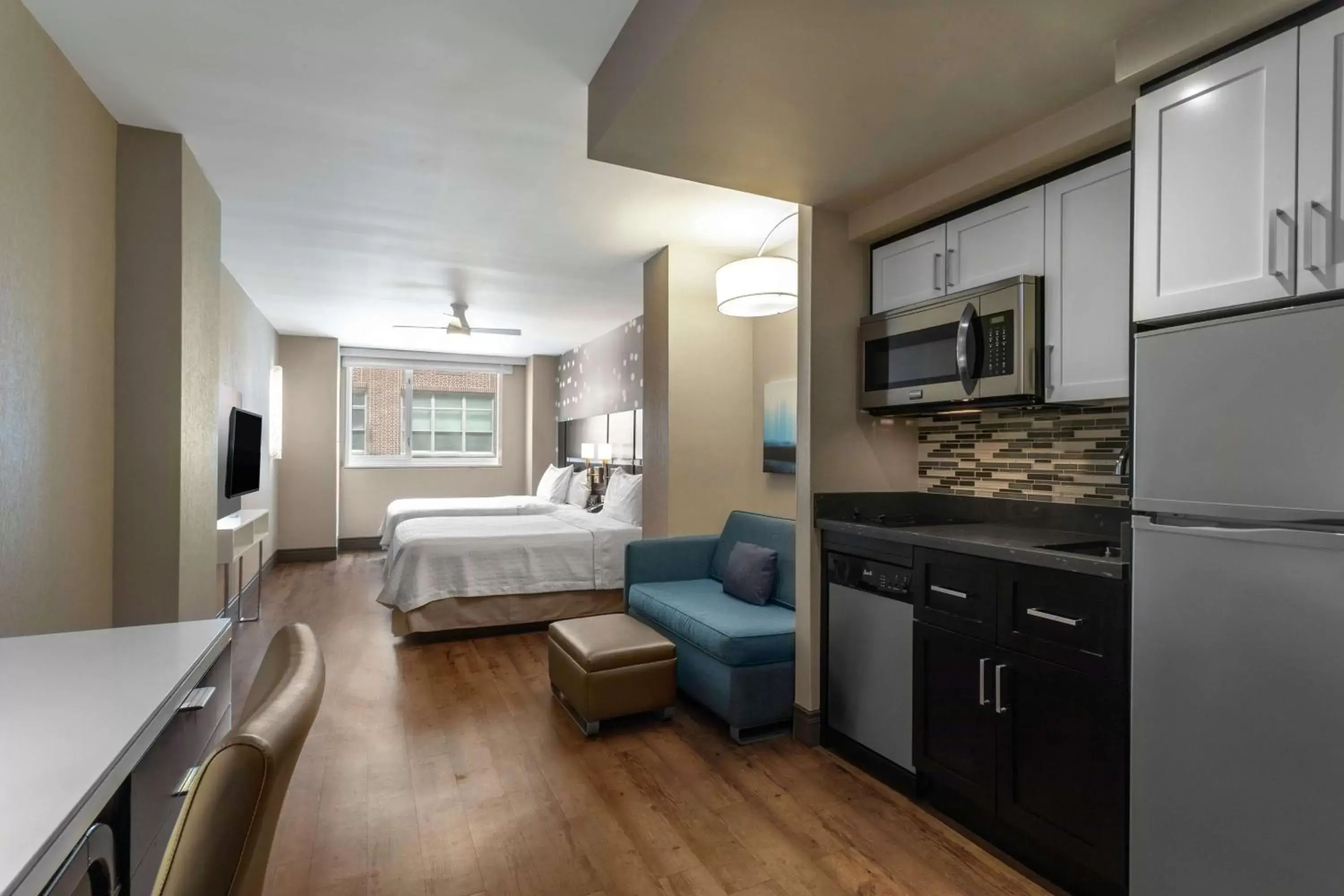 Bed, Kitchen/Kitchenette in Homewood Suites Midtown Manhattan Times Square South