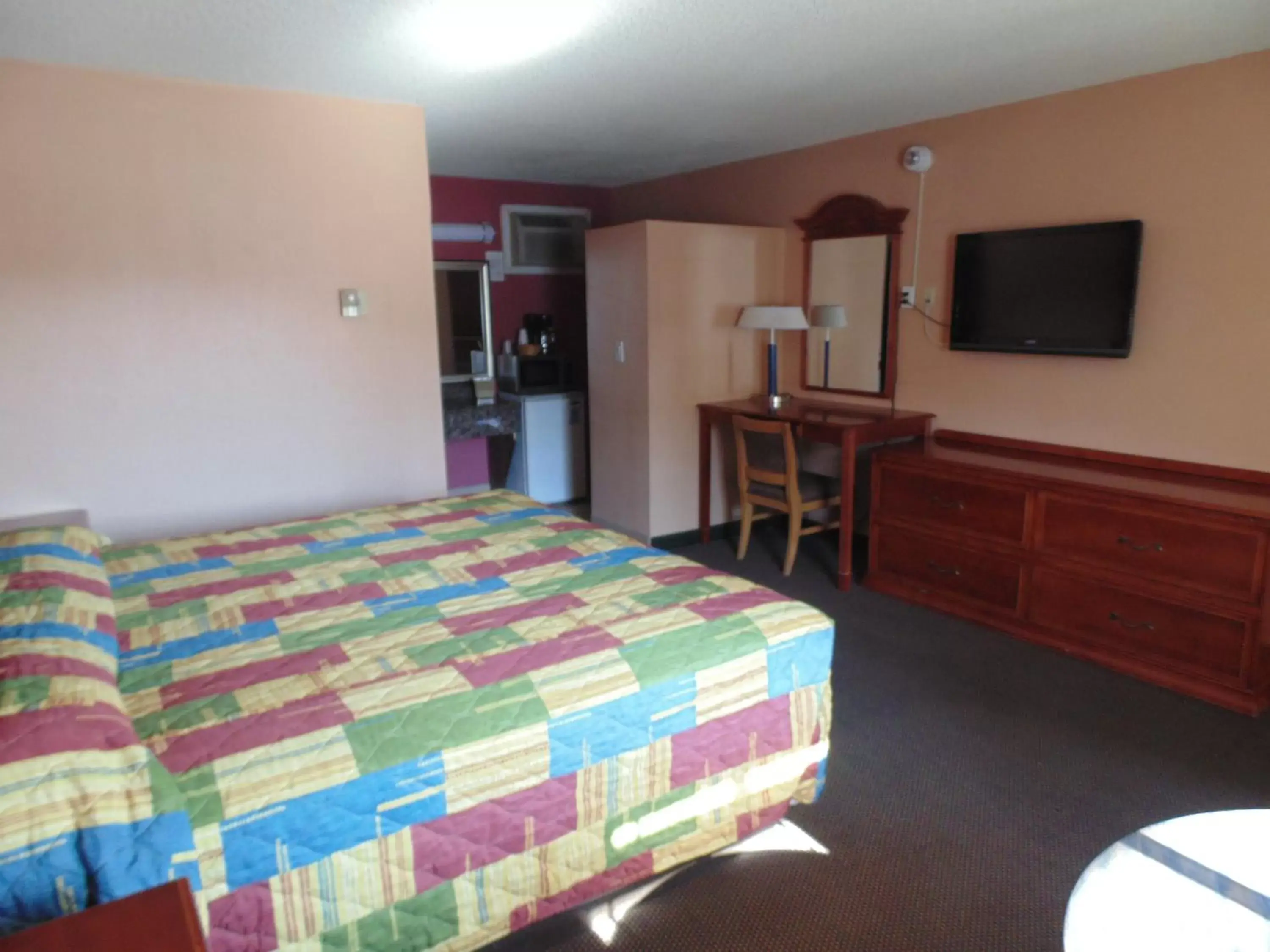 Photo of the whole room, Bed in Western Inn & Suites