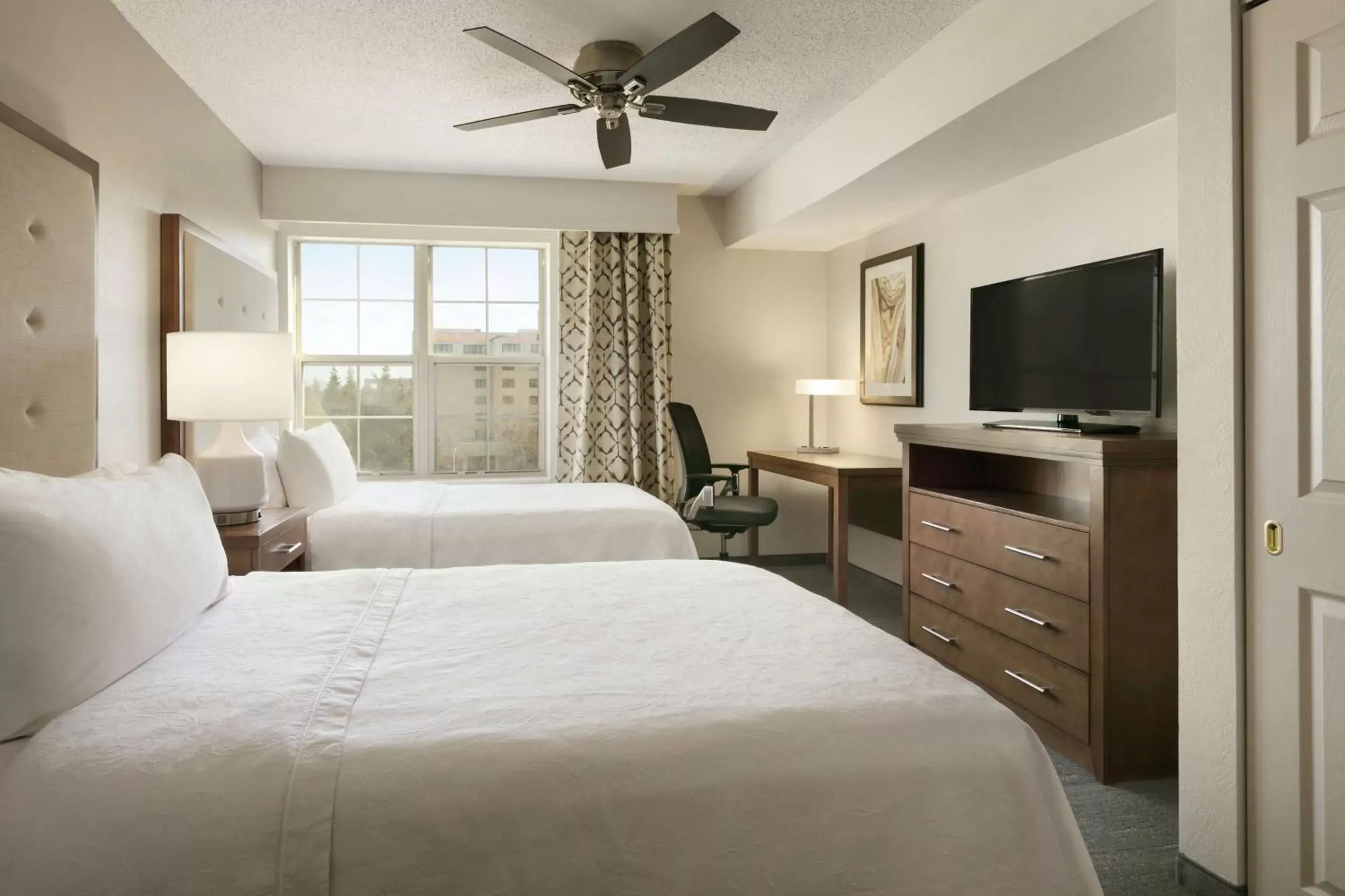 Bed, TV/Entertainment Center in Homewood Suites by Hilton Kansas City Airport