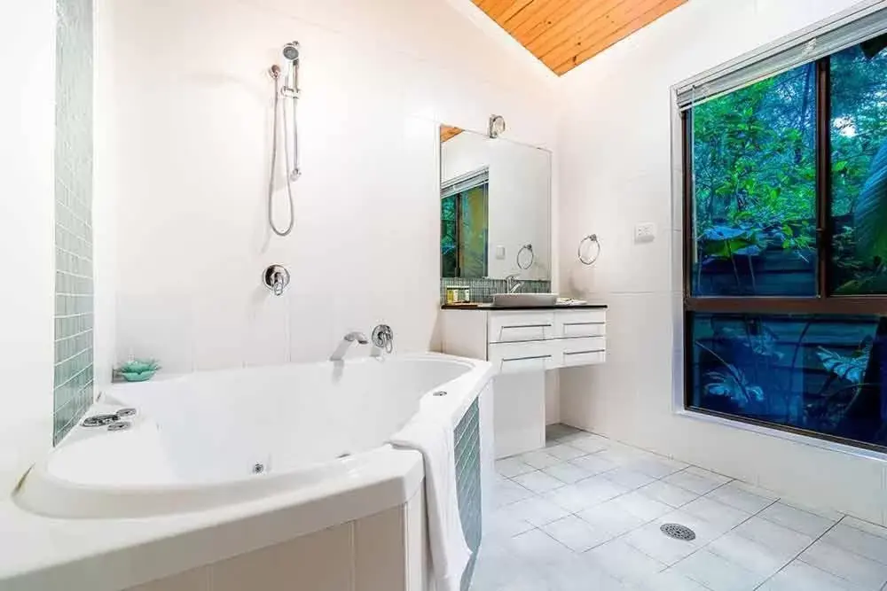 Hot Tub, Bathroom in Wanderers Retreat