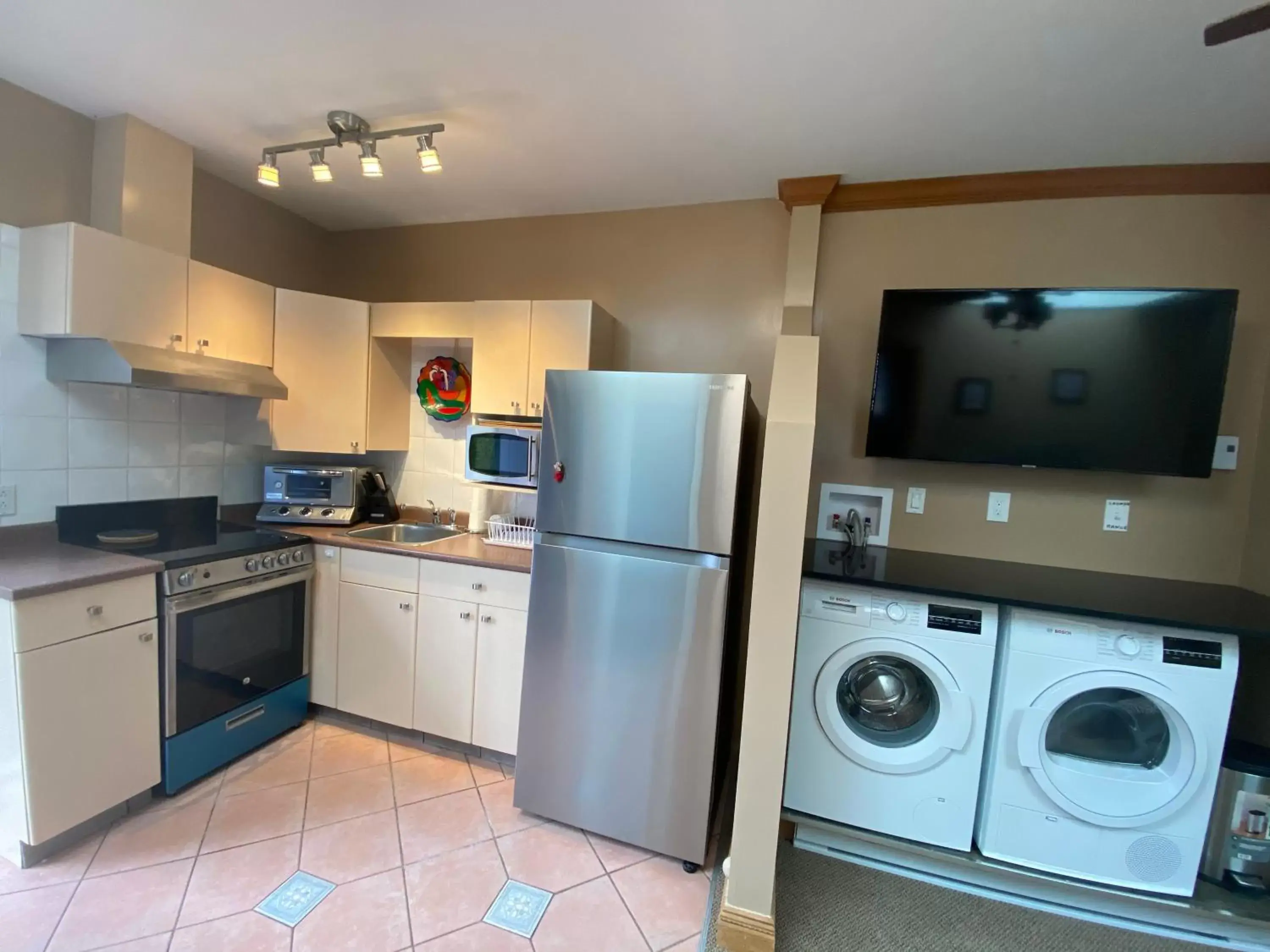 Kitchen or kitchenette, Kitchen/Kitchenette in Ocean Breeze Executive Bed and Breakfast