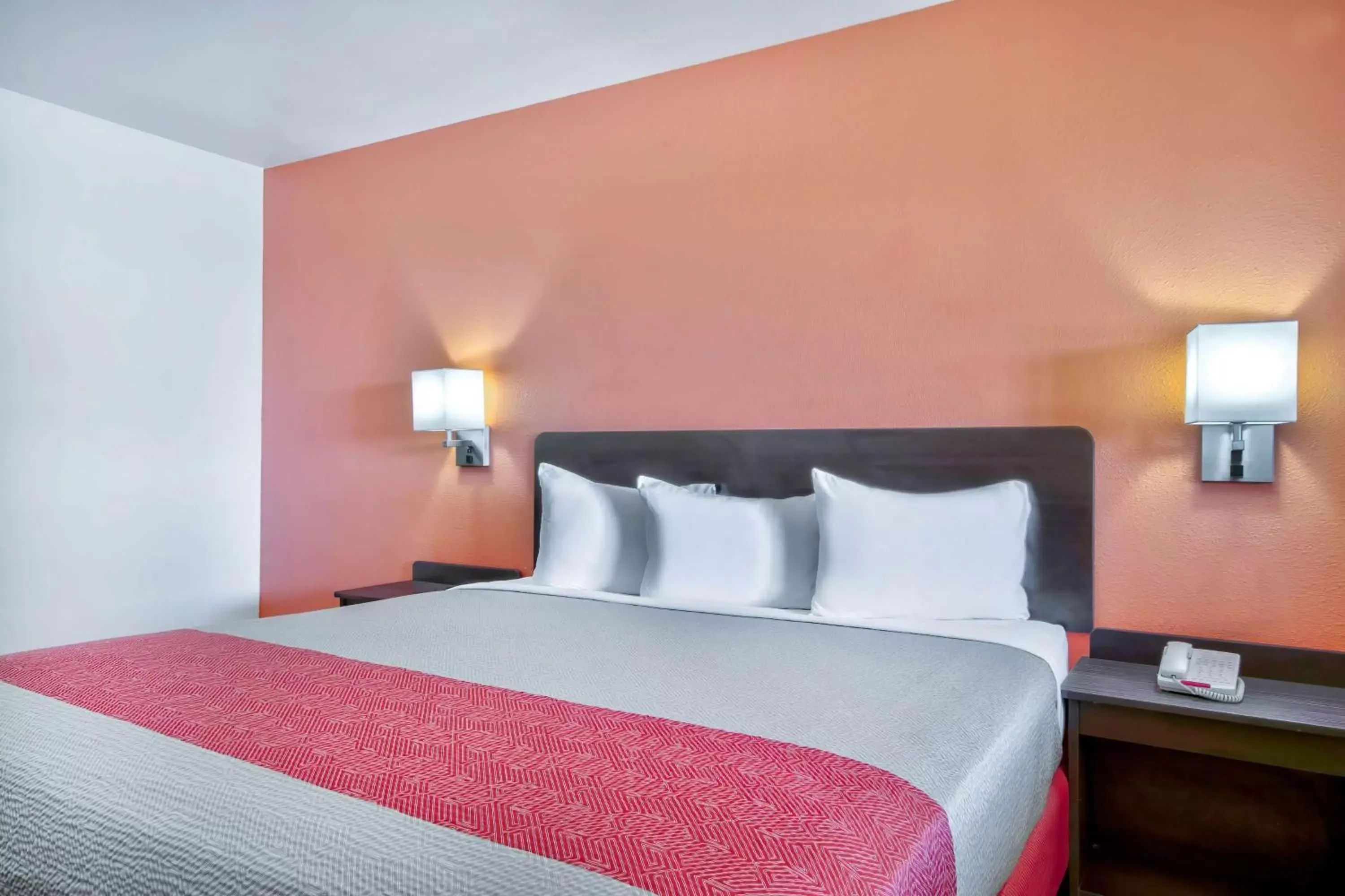 Bedroom, Bed in Motel 6-Santa Nella, CA - Los Banos Bedroom, Bed in Motel 6-Santa Nella, CA - Los Banos