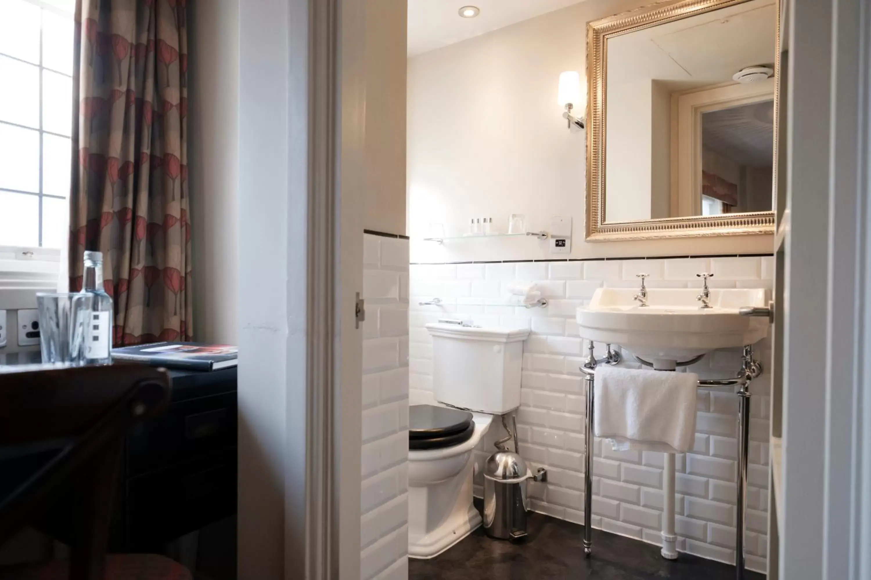 Toilet, Bathroom in The White Swan Hotel