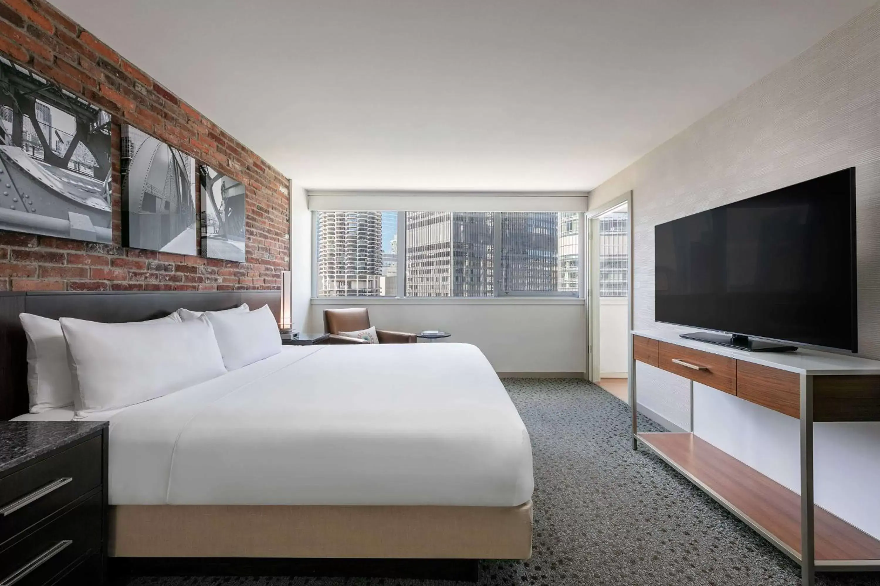 Photo of the whole room, Bed in The Royal Sonesta Chicago Downtown