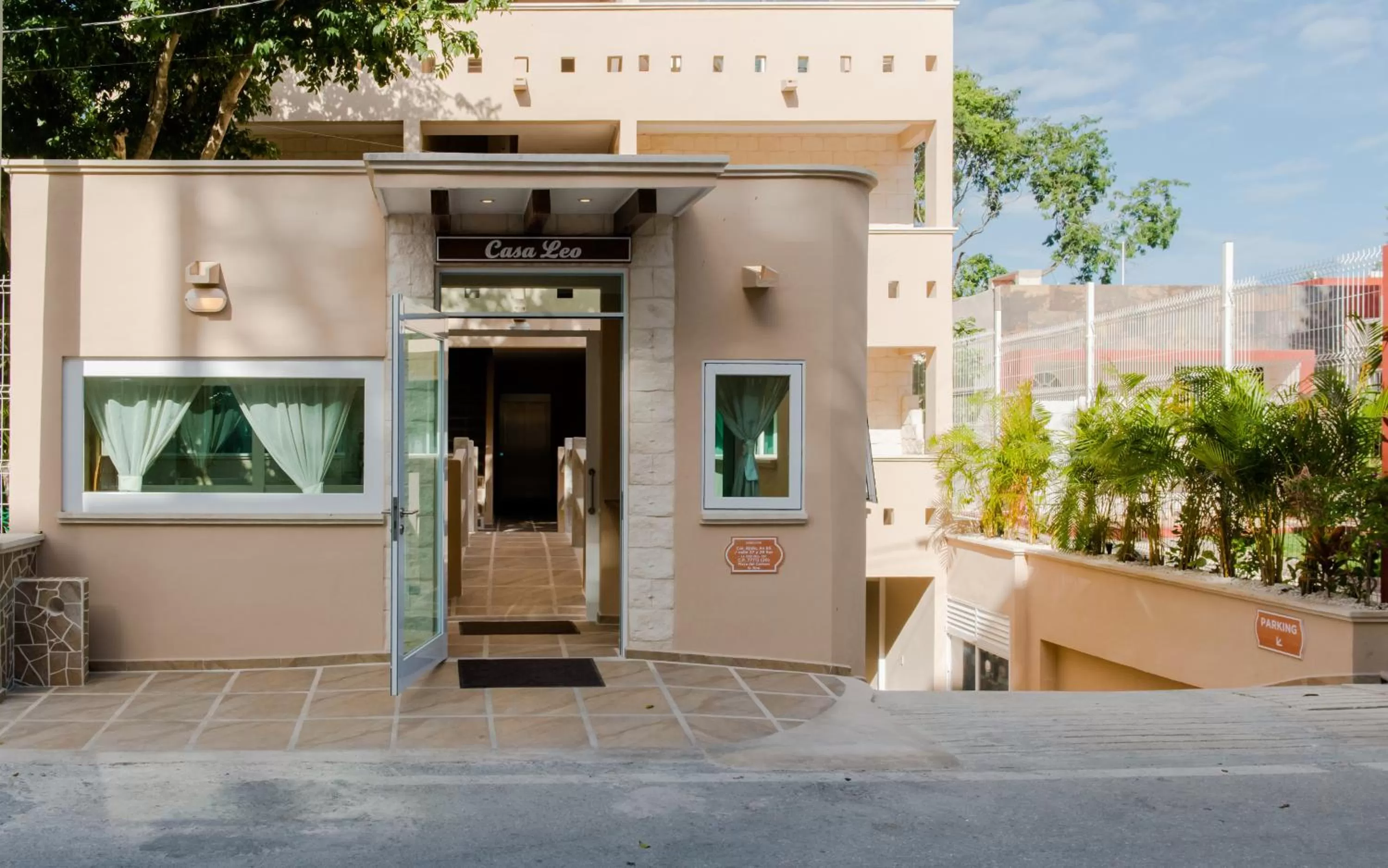 Facade/entrance in Casa Leo